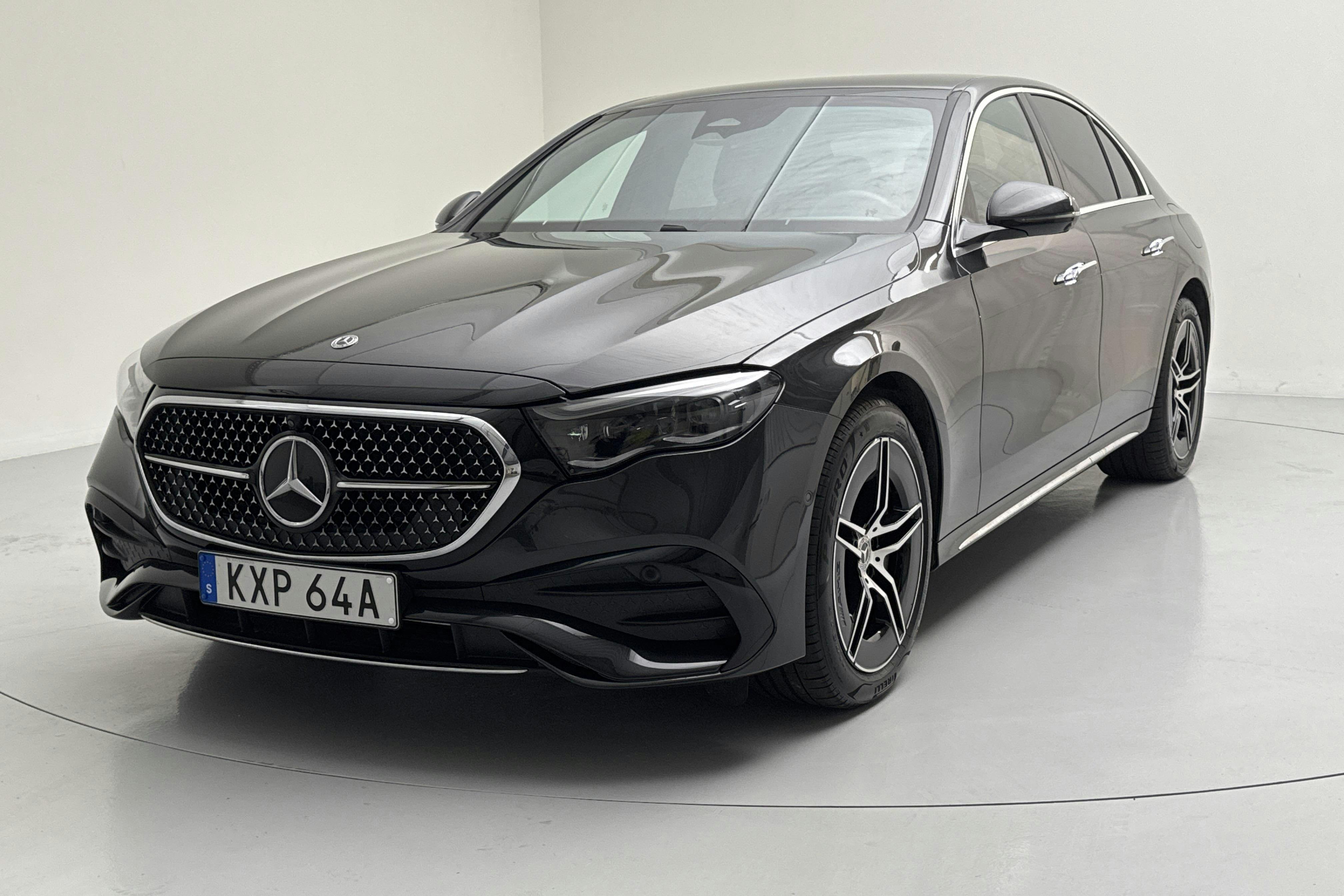 Mercedes E 300 e Sedan 4Matic W214 (313hk) - 24 090 km - Automatyczna - szary - 2024