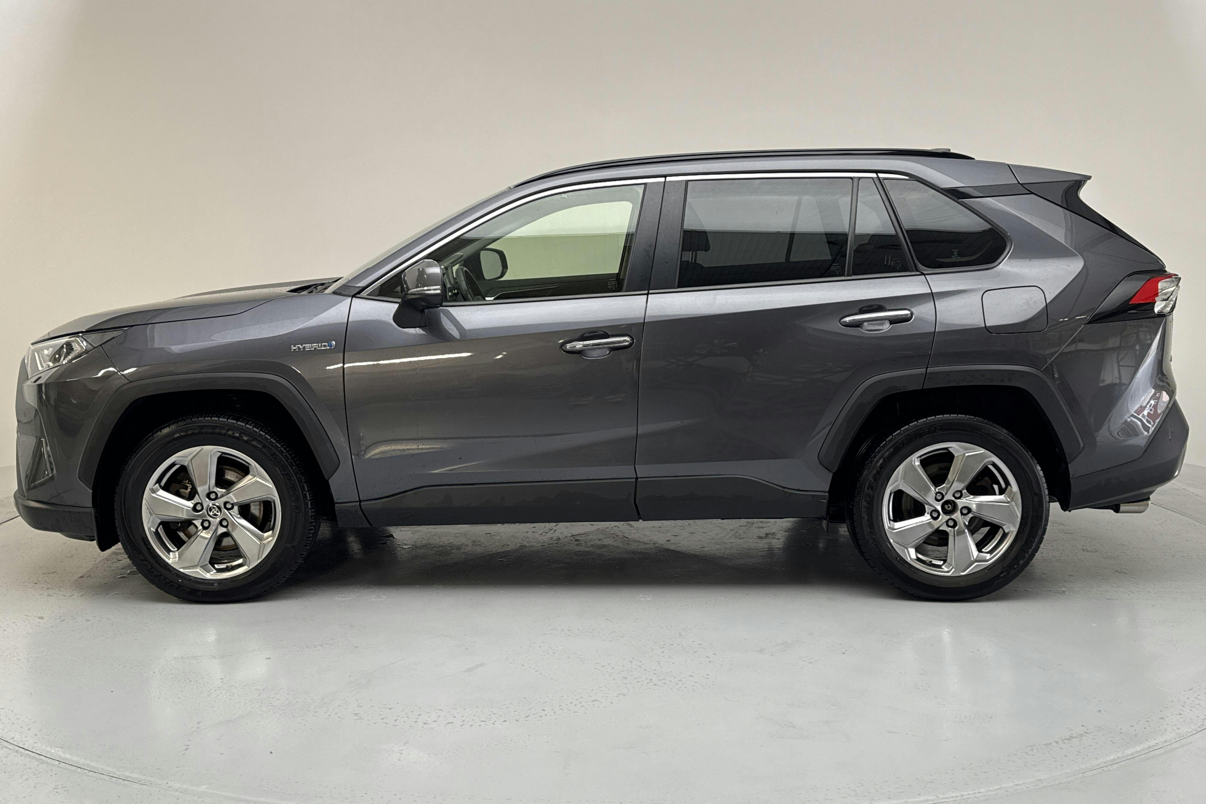 Presentationsfoto 2 av 12: Toyota RAV4 2.5 HSD AWD (222hk) - 11 598 mil - Automat - Dark Grey - 2020
