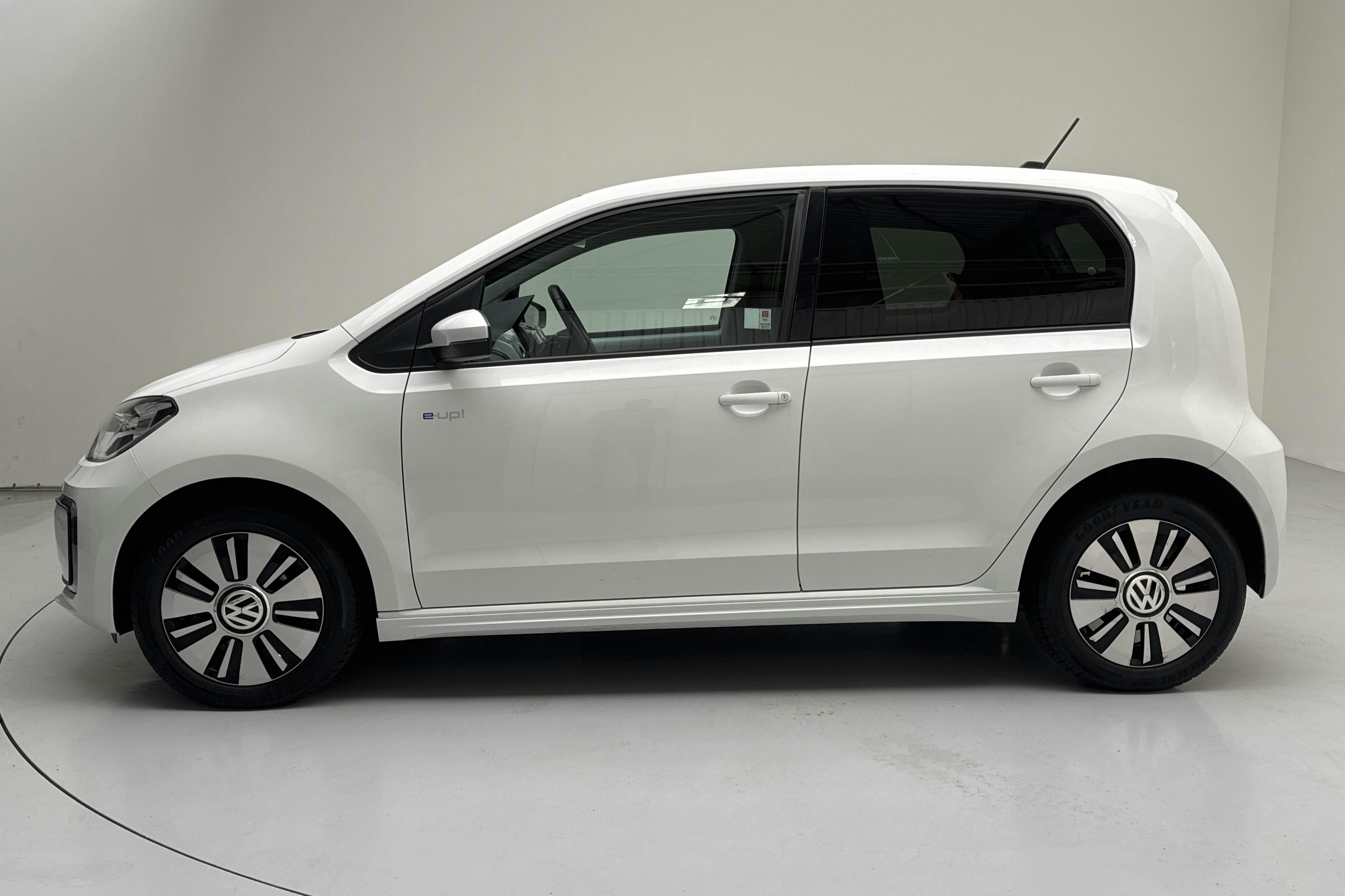 Presentationsfoto 2 av 14: VW e-up! (83hk) - 2 192 mil - Automat - vit - 2017