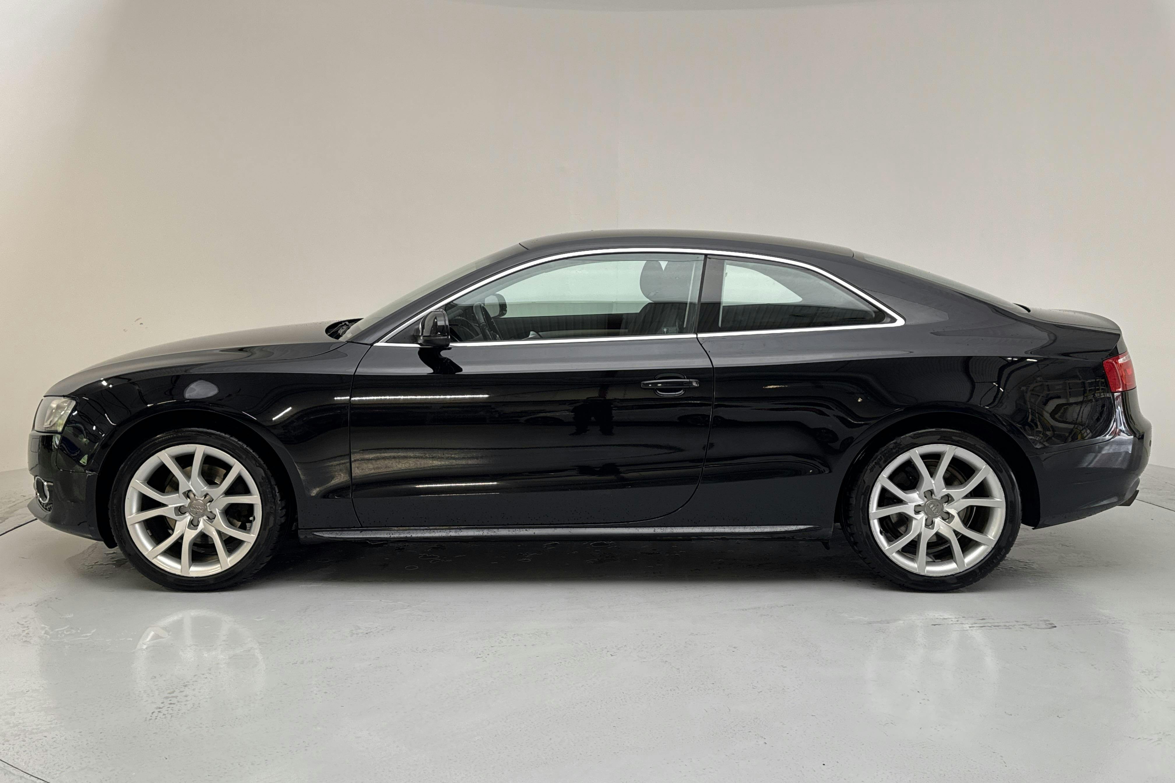 Presentationsfoto 2 av 12: Audi A5 2.0 TFSI (180hk) - 19 608 mil - Manuell - svart - 2010