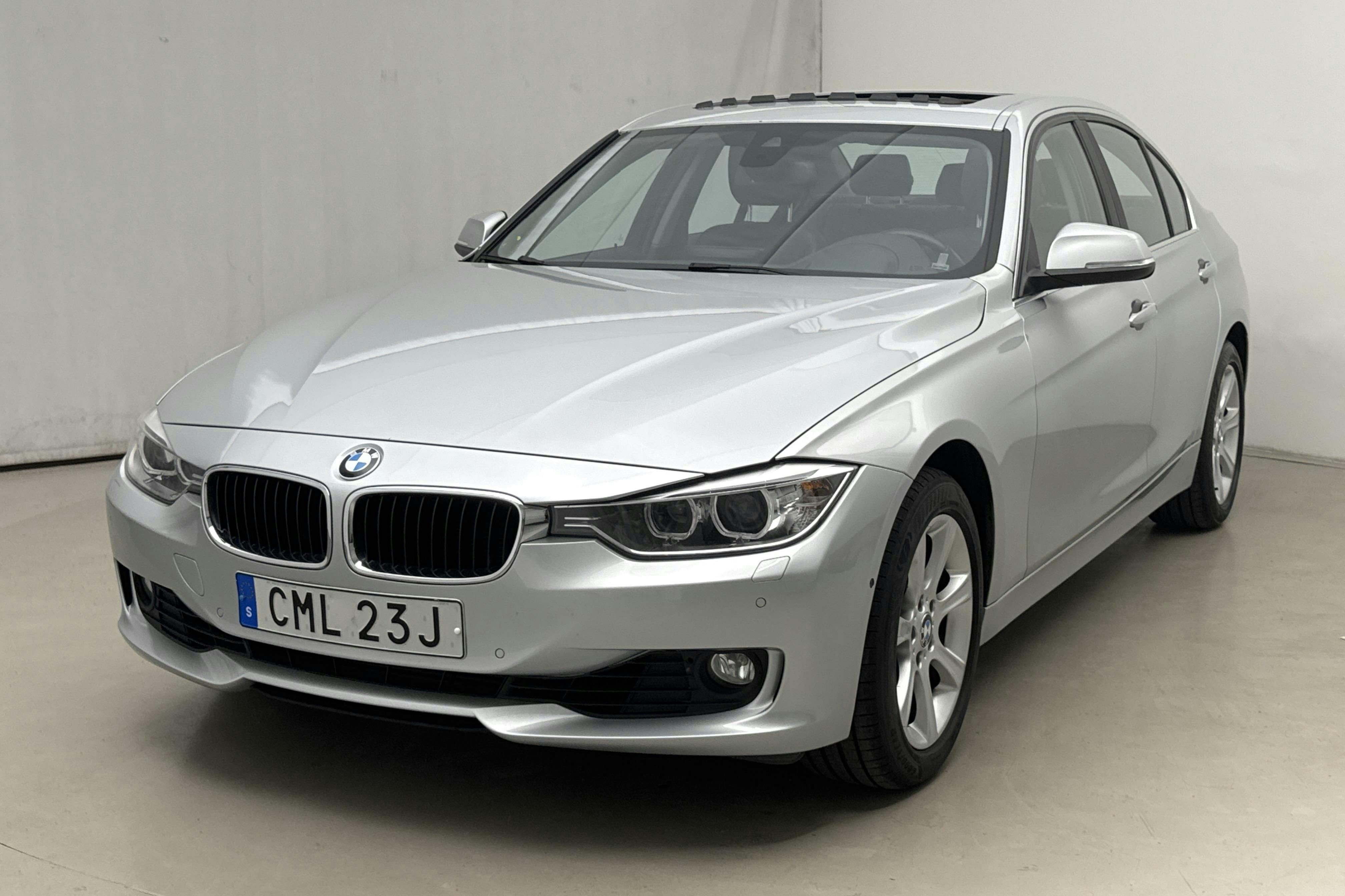 BMW 330d xDrive Sedan, F30 (258hk) - 14 632 mil - Automat - Light Grey - 2013
