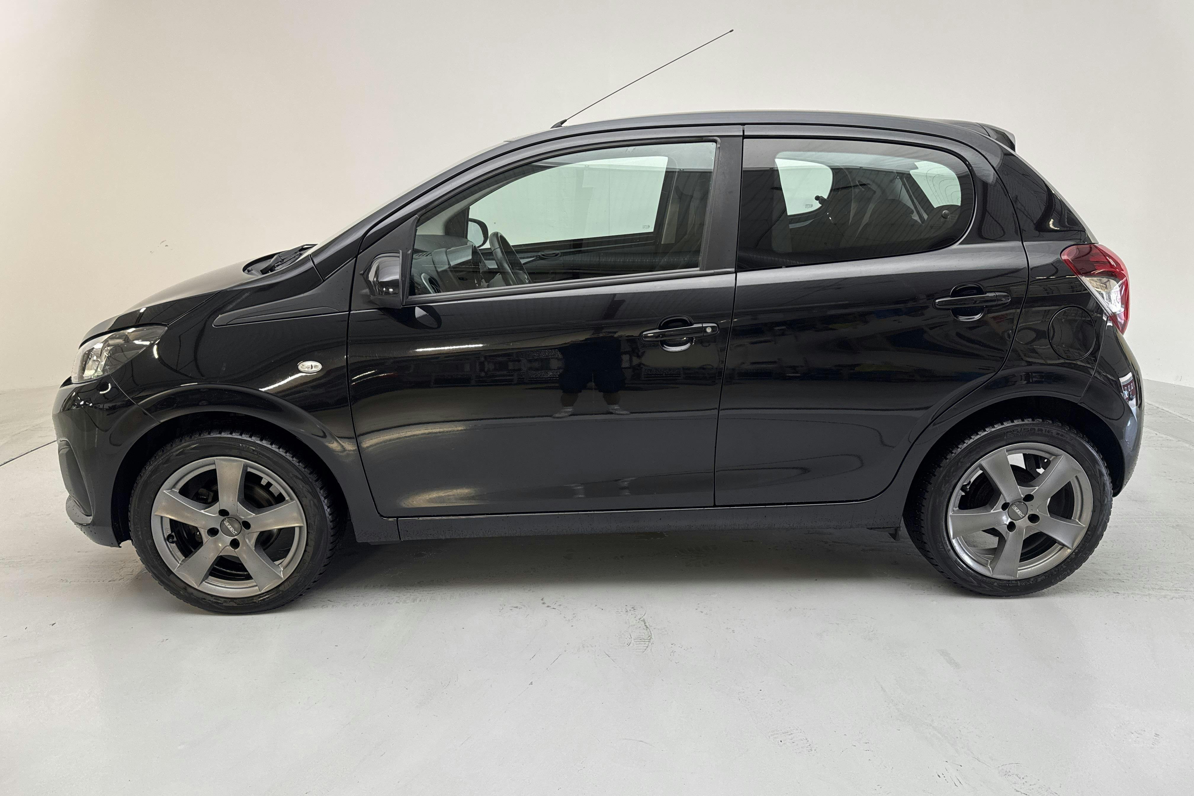 Presentationsfoto 2 av 12: Peugeot 108 PureTech 5dr (68hk) - 11 703 mil - Manuell - svart - 2014