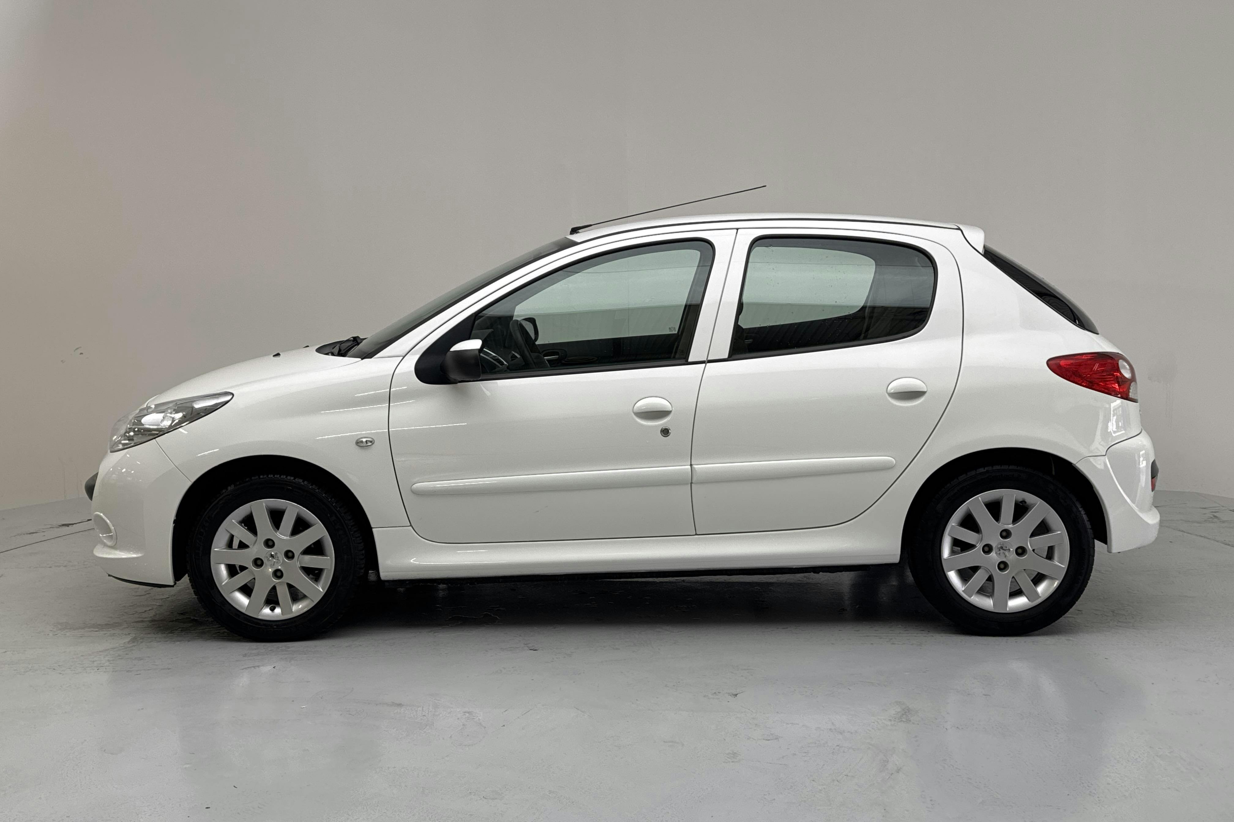 Presentation photo 2 of 12: Peugeot 206+ 1.4 5dr (75hk) - 44 360 km - Manual - white - 2012