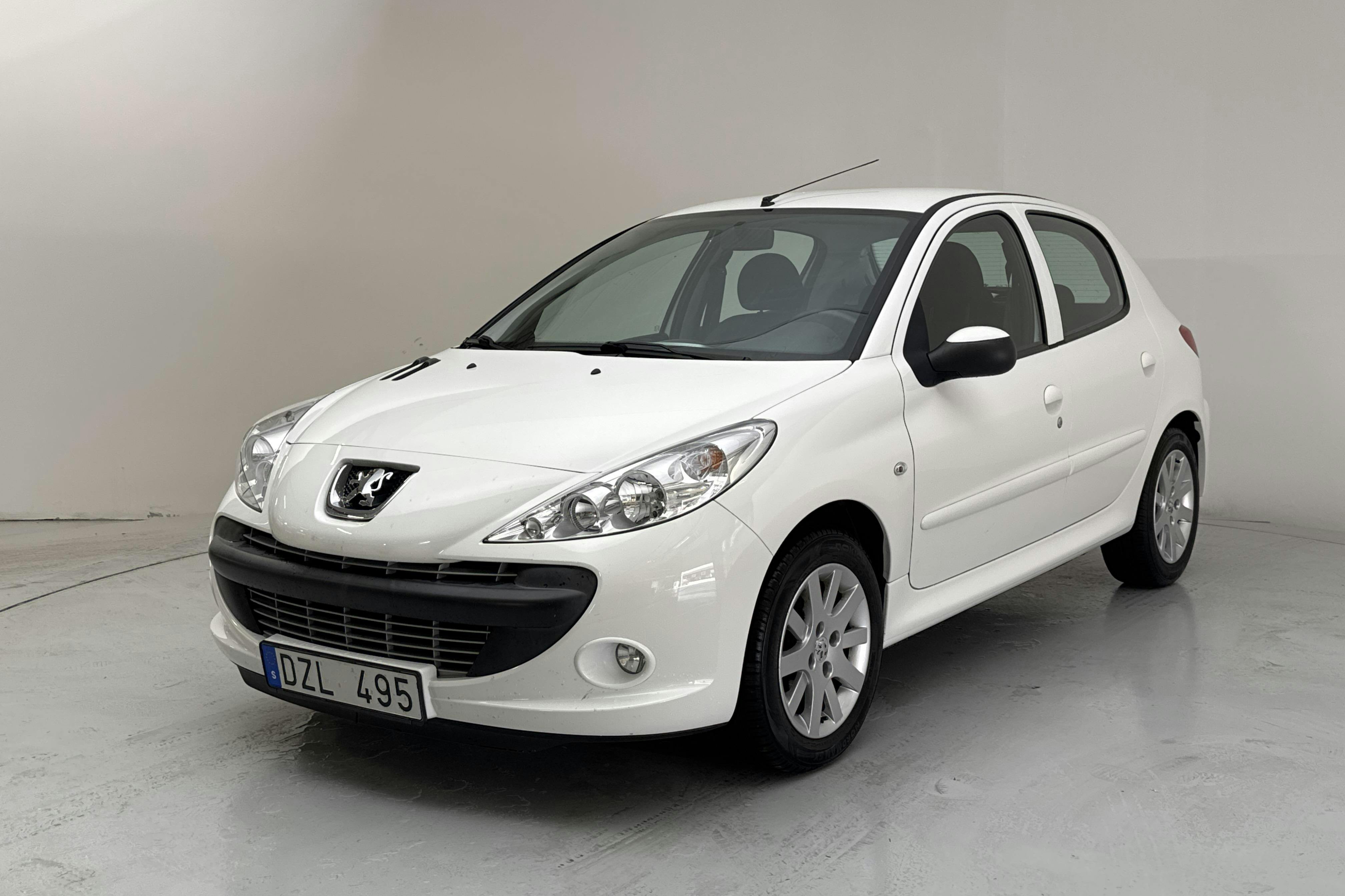 Presentation photo 1 of 12: Peugeot 206+ 1.4 5dr (75hk) - 44 360 km - Manual - white - 2012
