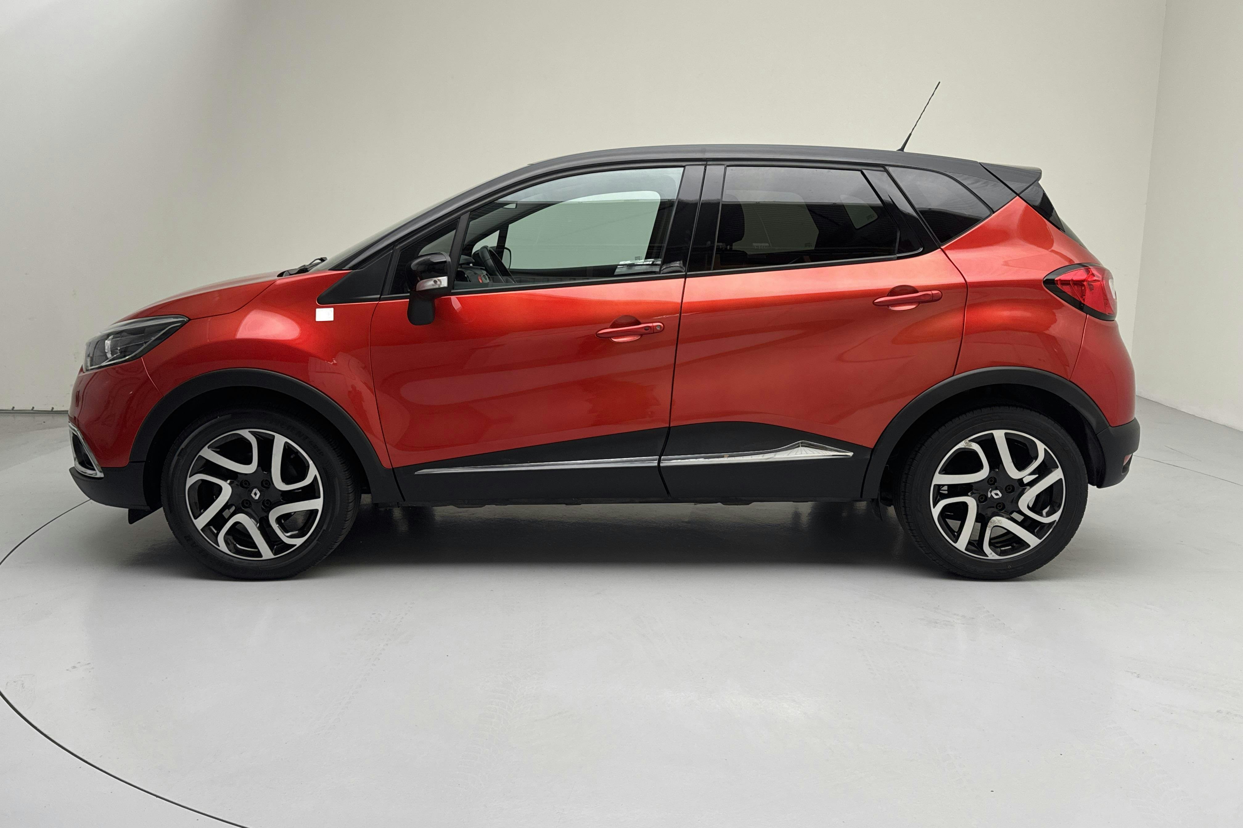 Presentation photo 2 of 13: Renault Captur 1.2 TCe (120hk) - 165 180 km - Automatic - 2015