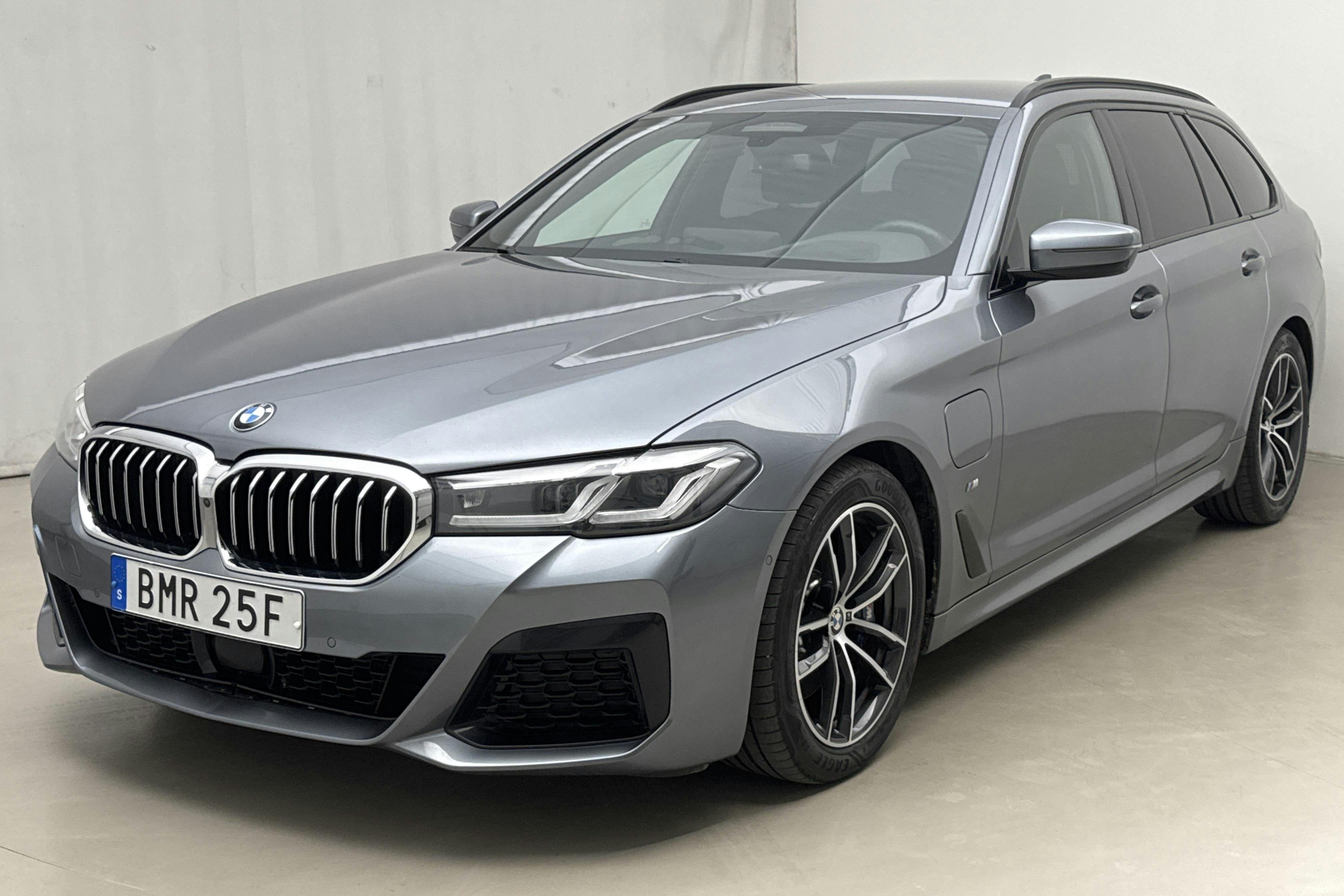 BMW 530e xDrive Touring, G31 12kWh LCI (292hk) - 8 266 mil - Automat - blå - 2021