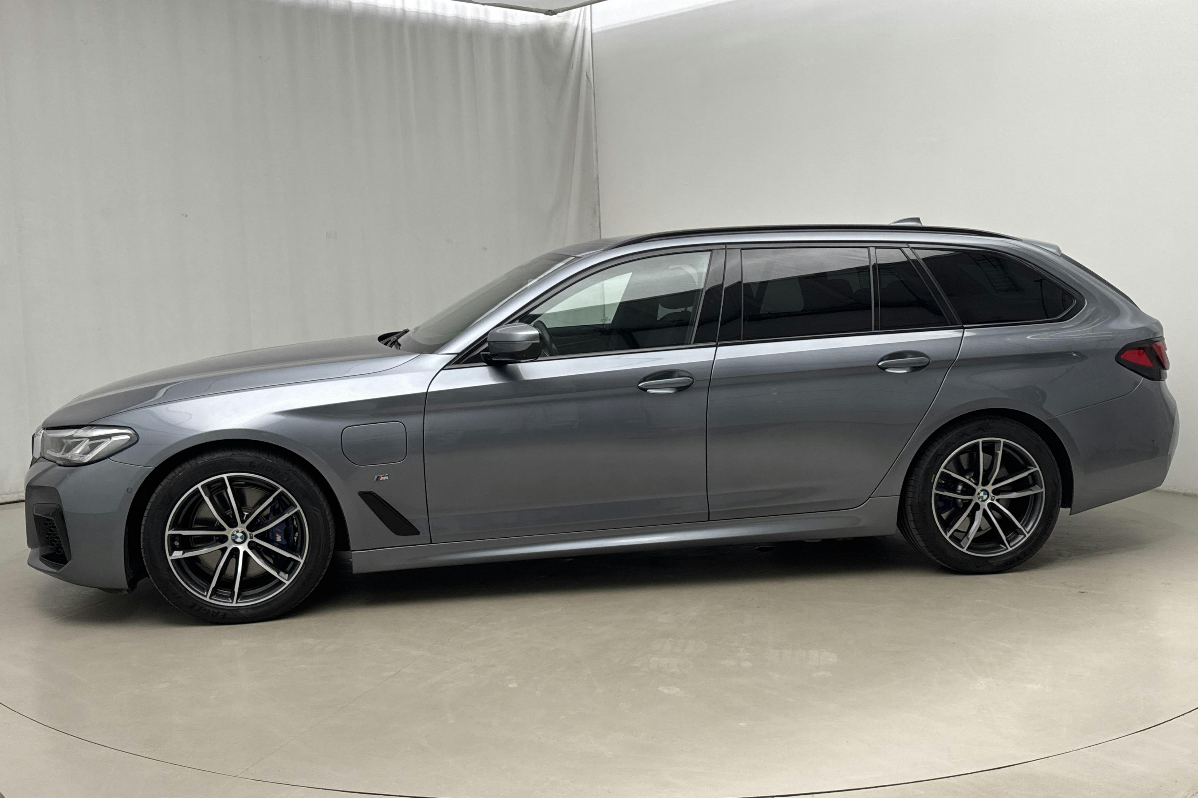 Presentationsfoto 2 av 21: BMW 530e xDrive Touring, G31 12kWh LCI (292hk) - 8 266 mil - Automat - blå - 2021