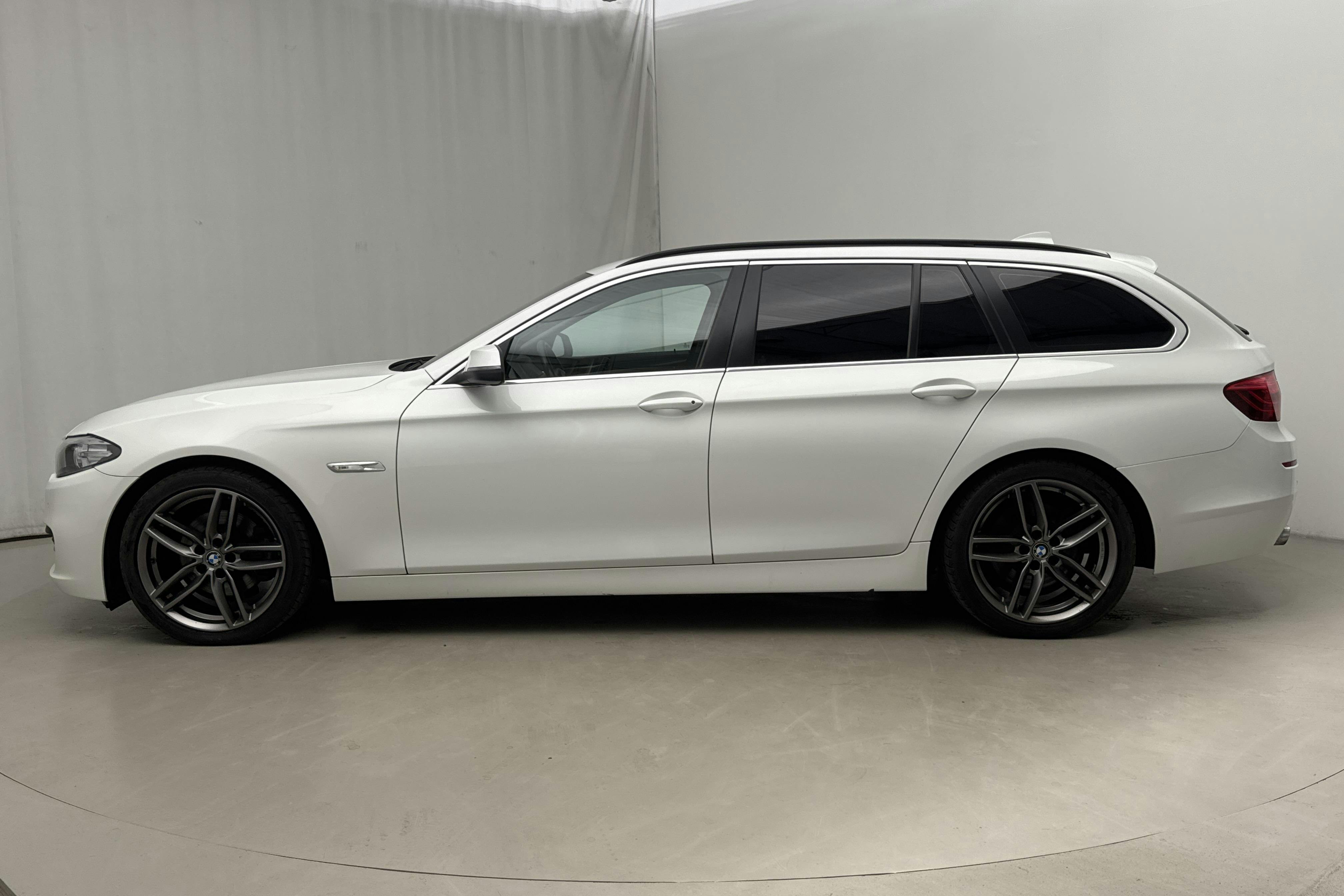 Presentationsfoto 2 av 16: BMW 520d Touring, F11 (184hk) - 27 286 mil - Automat - vit - 2014