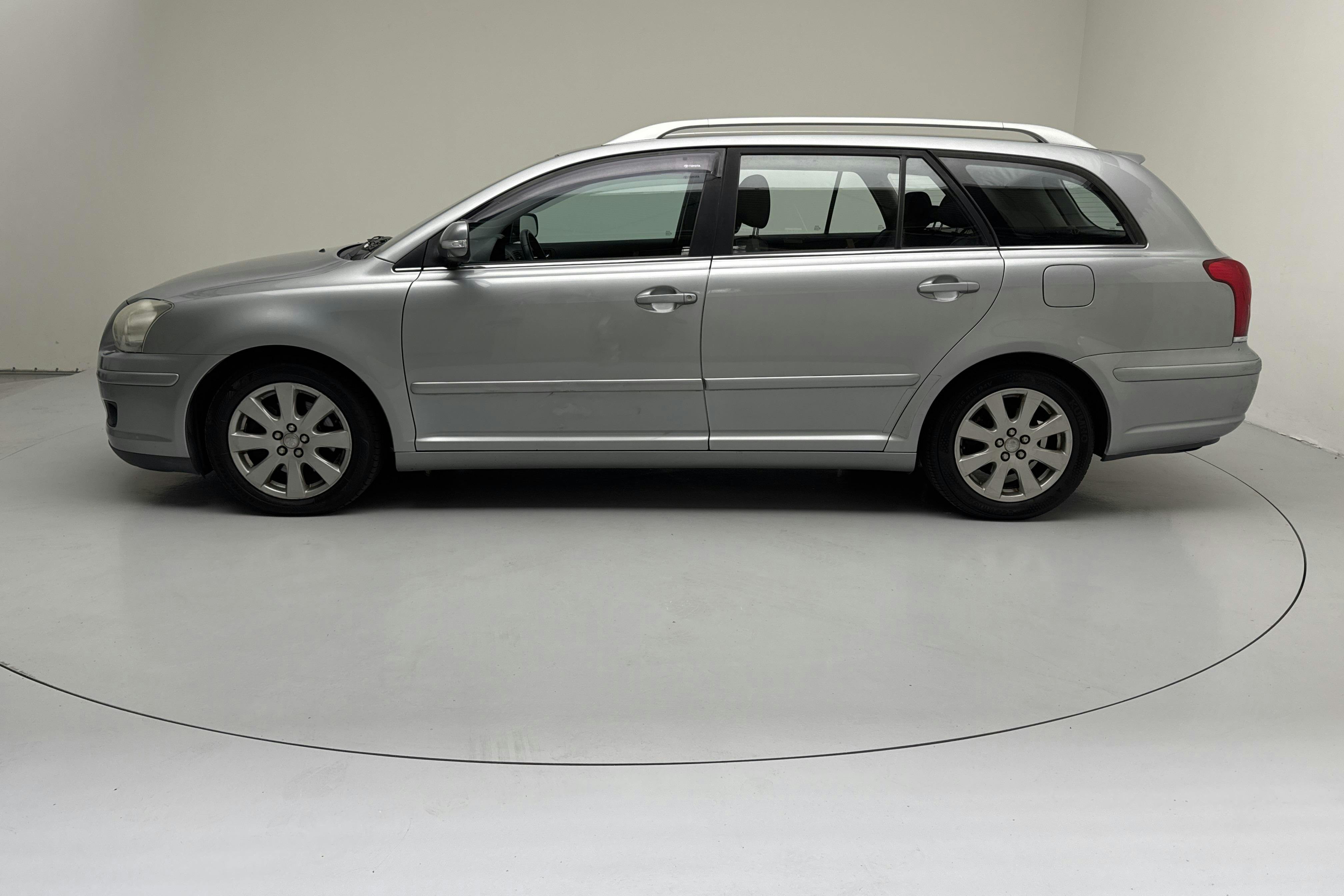 Presentationsfoto 2 av 12: Toyota Avensis 2.0 Kombi (147hk) - 20 745 mil - Automat - grå - 2008
