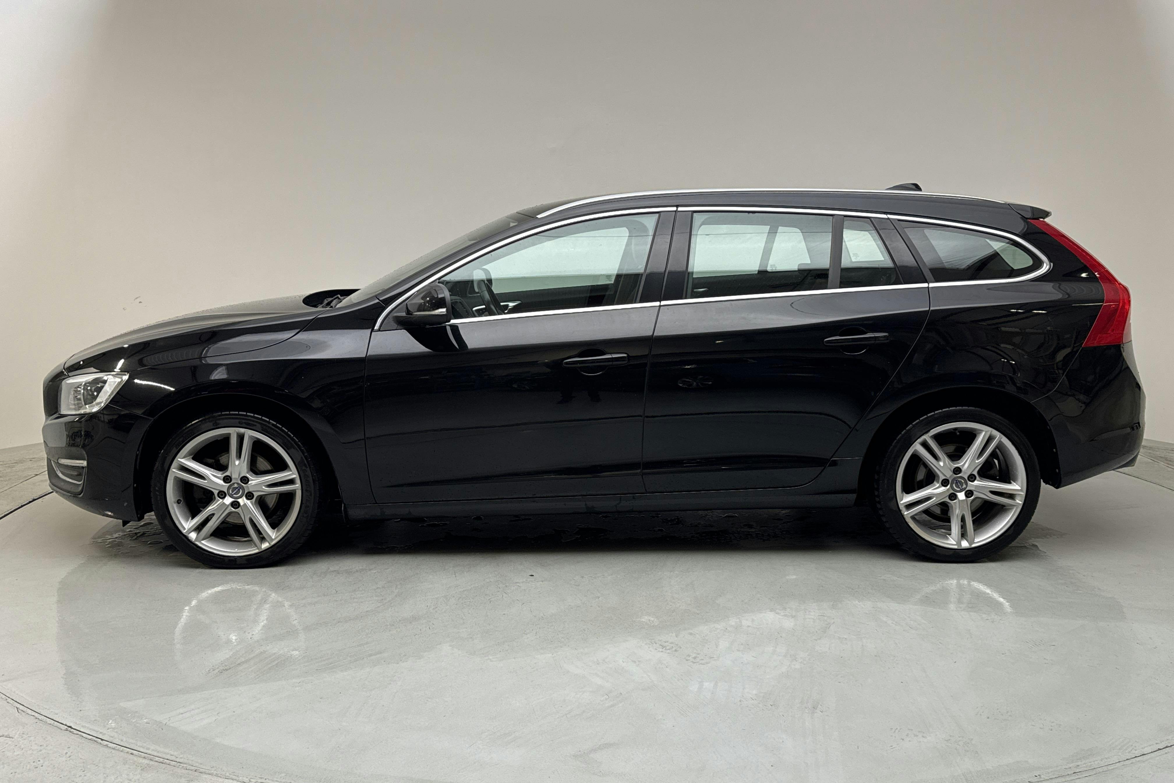 Presentation photo 2 of 13: Volvo V60 D4 (190hk) - 95 190 km - Manual - black - 2017