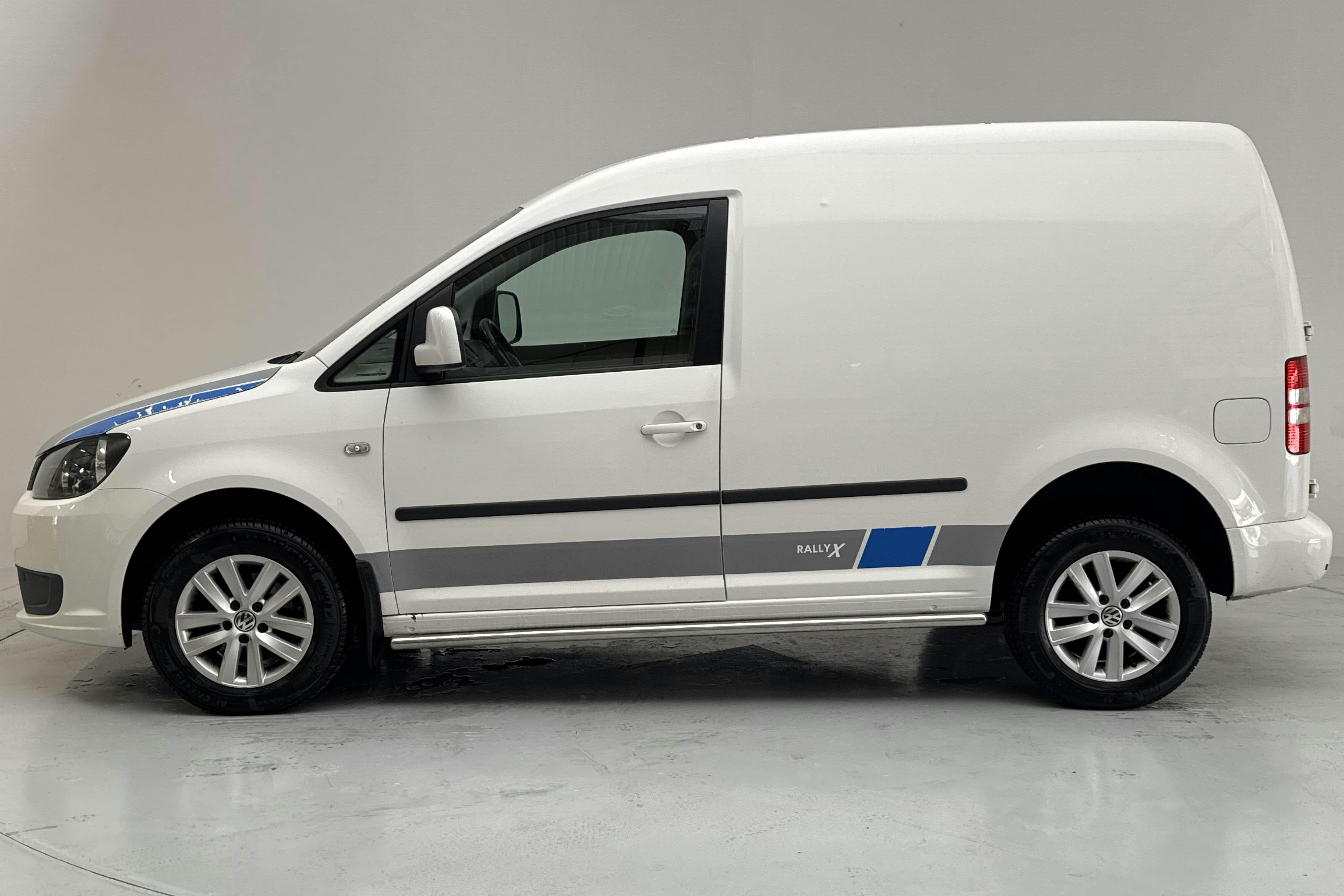 Presentationsfoto 2 av 11: VW Caddy 2.0 TDI Skåp 4-motion (110hk) - 18 005 mil - Manuell - vit - 2015