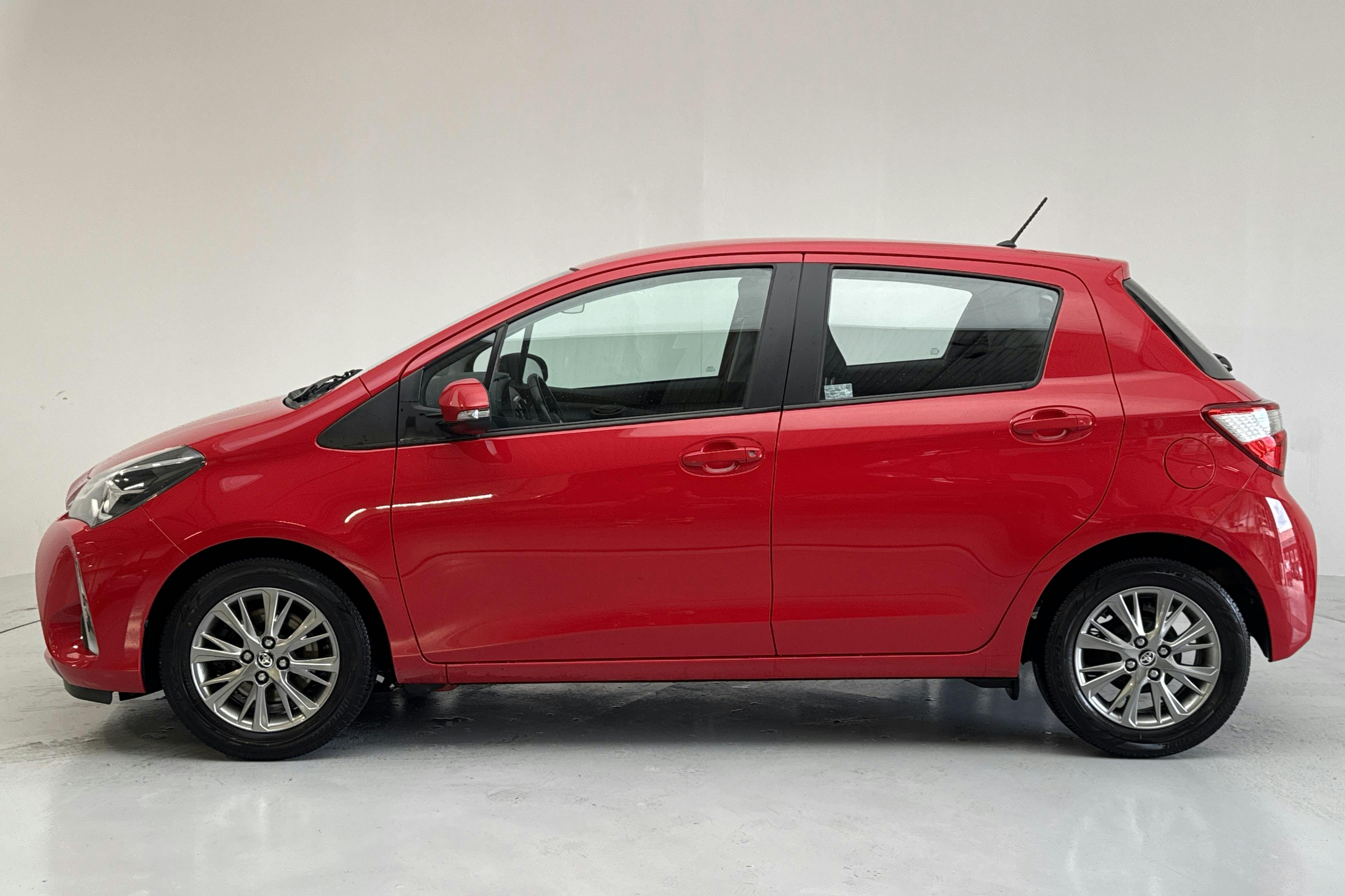 Presentation photo 2 of 13: Toyota Yaris 1.5 5dr (111hk) - 81 750 km - Automatic - red - 2017