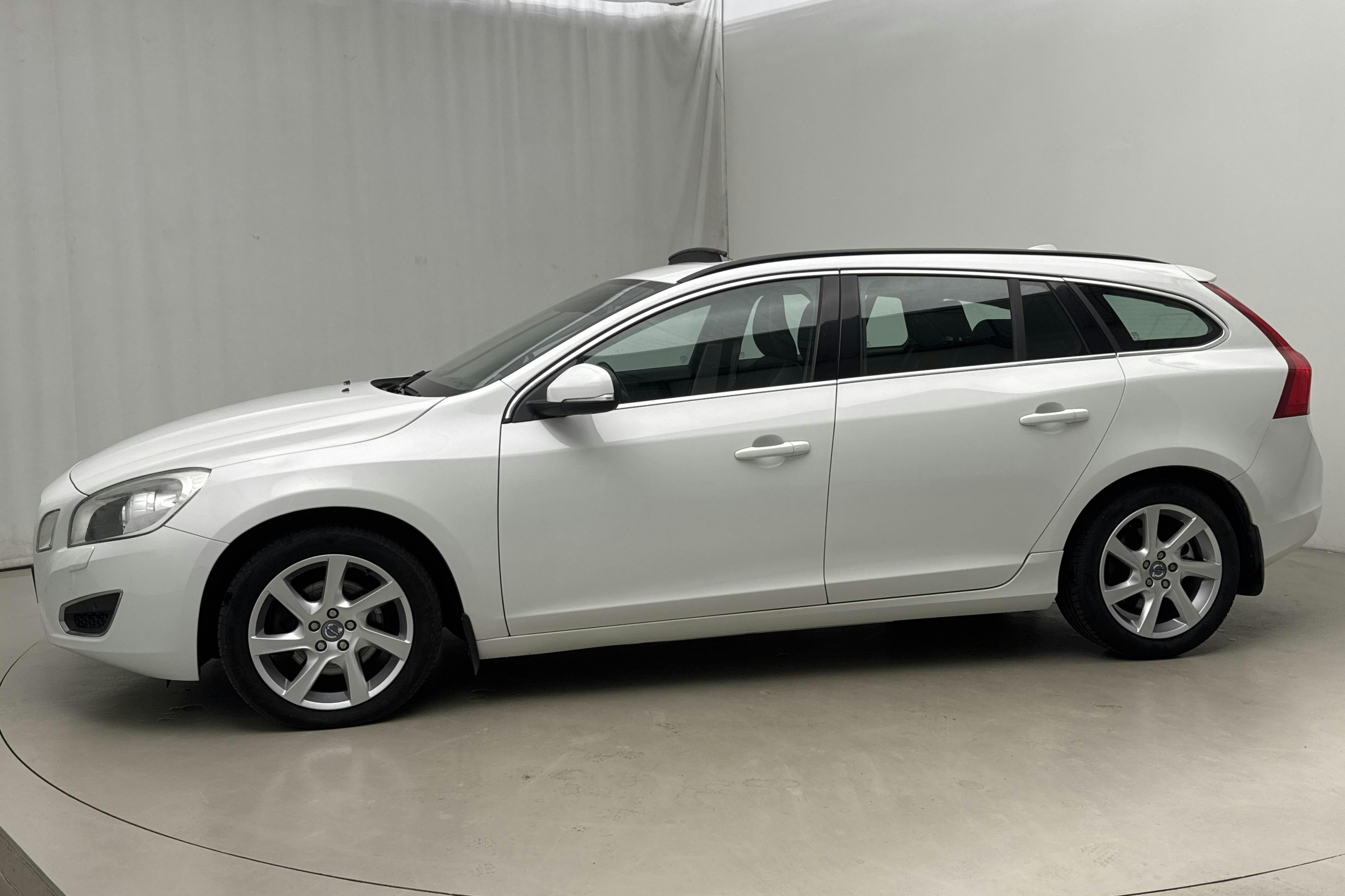 Presentationsfoto 2 av 18: Volvo V60 D3 (163hk) - 20 186 mil - Automat - vit - 2012