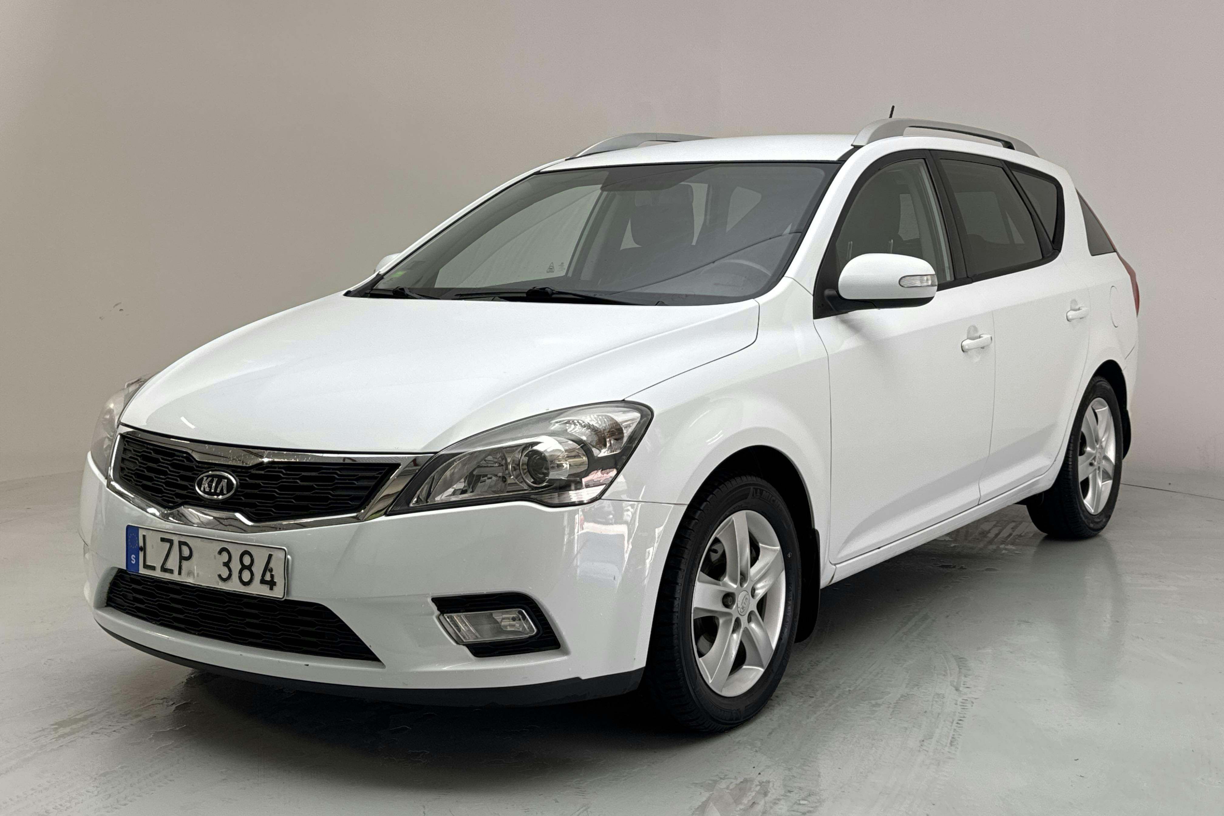 Presentationsfoto 1 av 12: KIA Cee'd 1.6 CRDi SW (128hk) - 10 302 mil - Manuell - vit - 2012