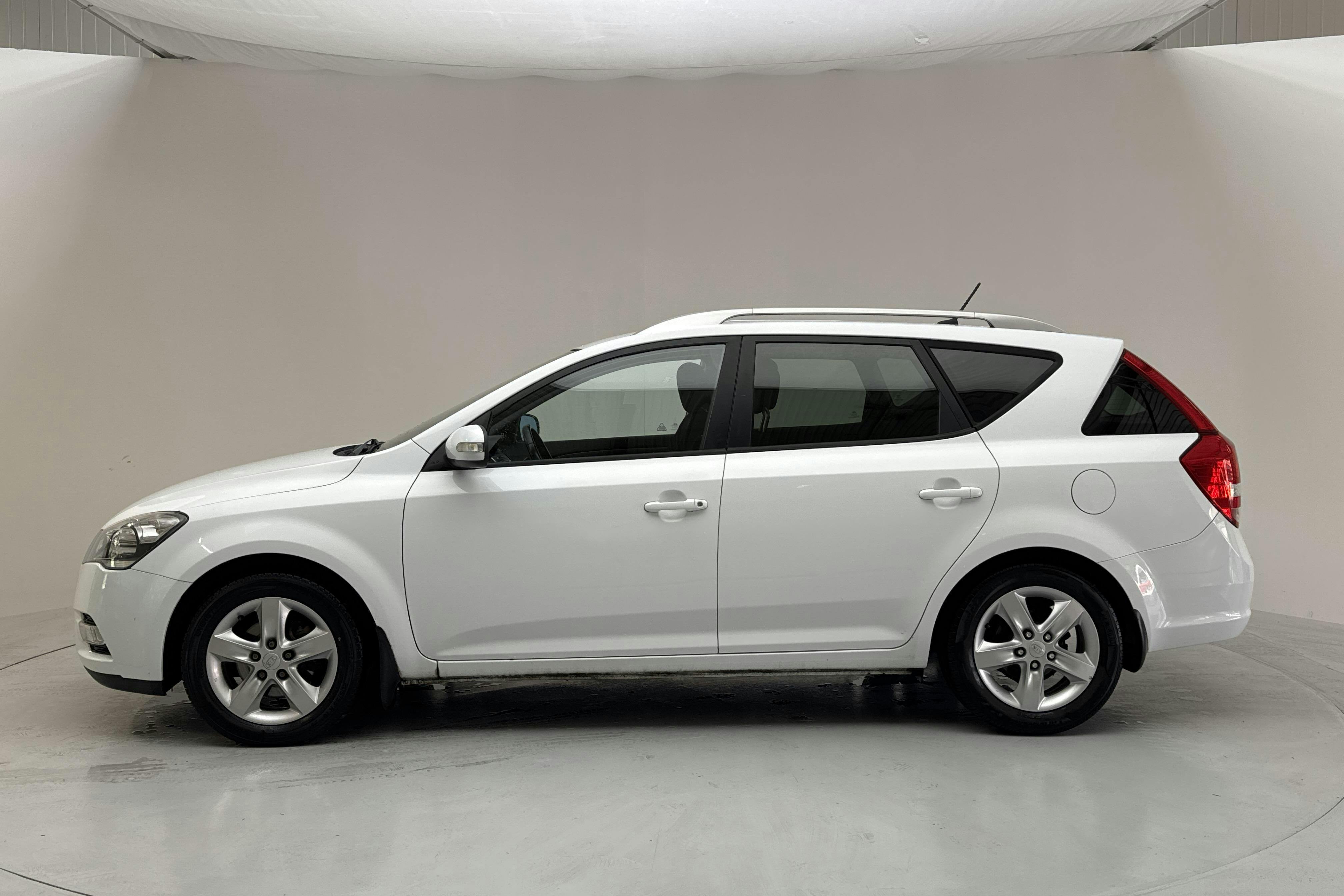Presentationsfoto 2 av 12: KIA Cee'd 1.6 CRDi SW (128hk) - 10 302 mil - Manuell - vit - 2012