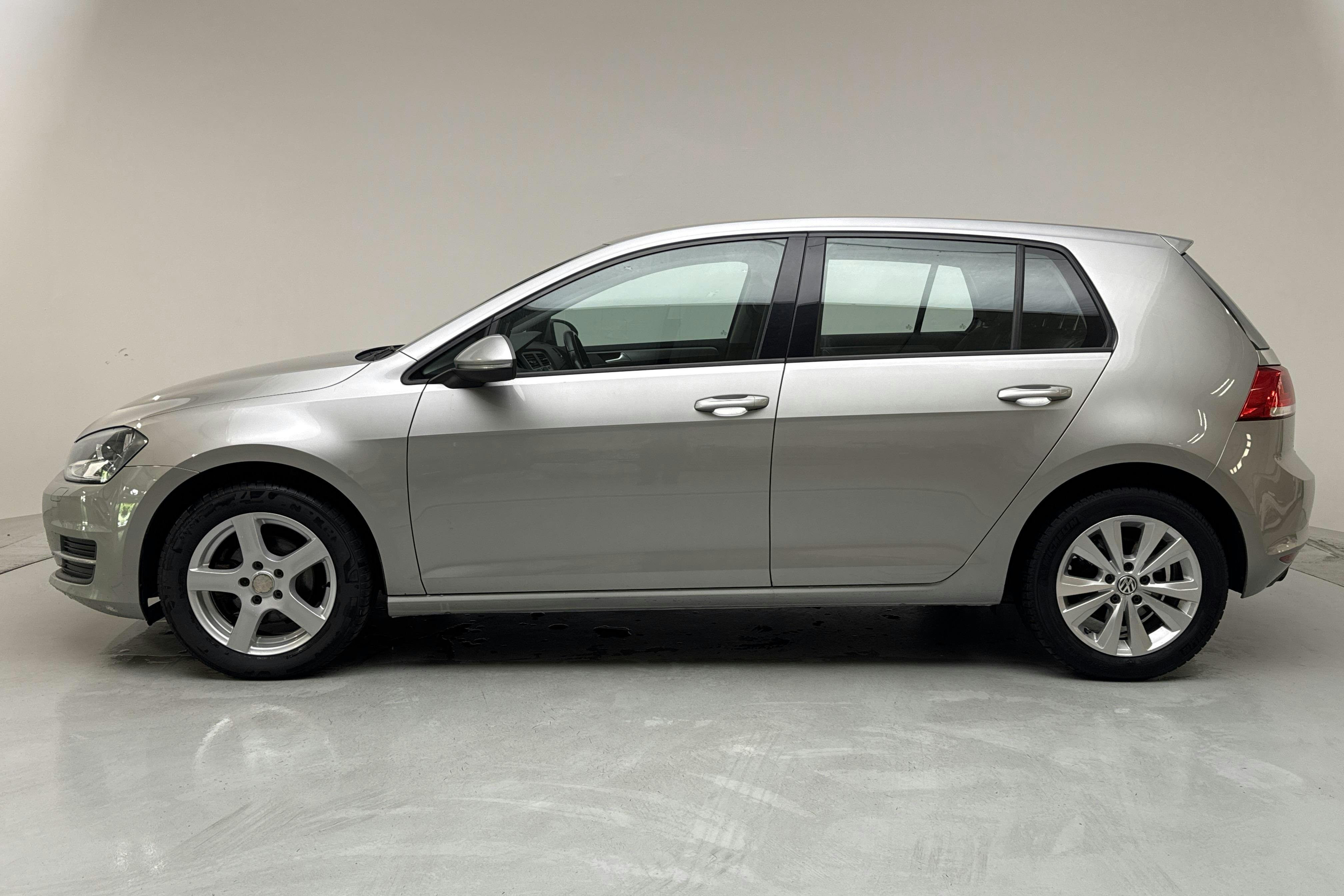 Presentationsfoto 2 av 12: VW Golf VII 1.6 TDI BlueMotion Technology 5dr (105hk) - 17 618 mil - Manuell - silver - 2015