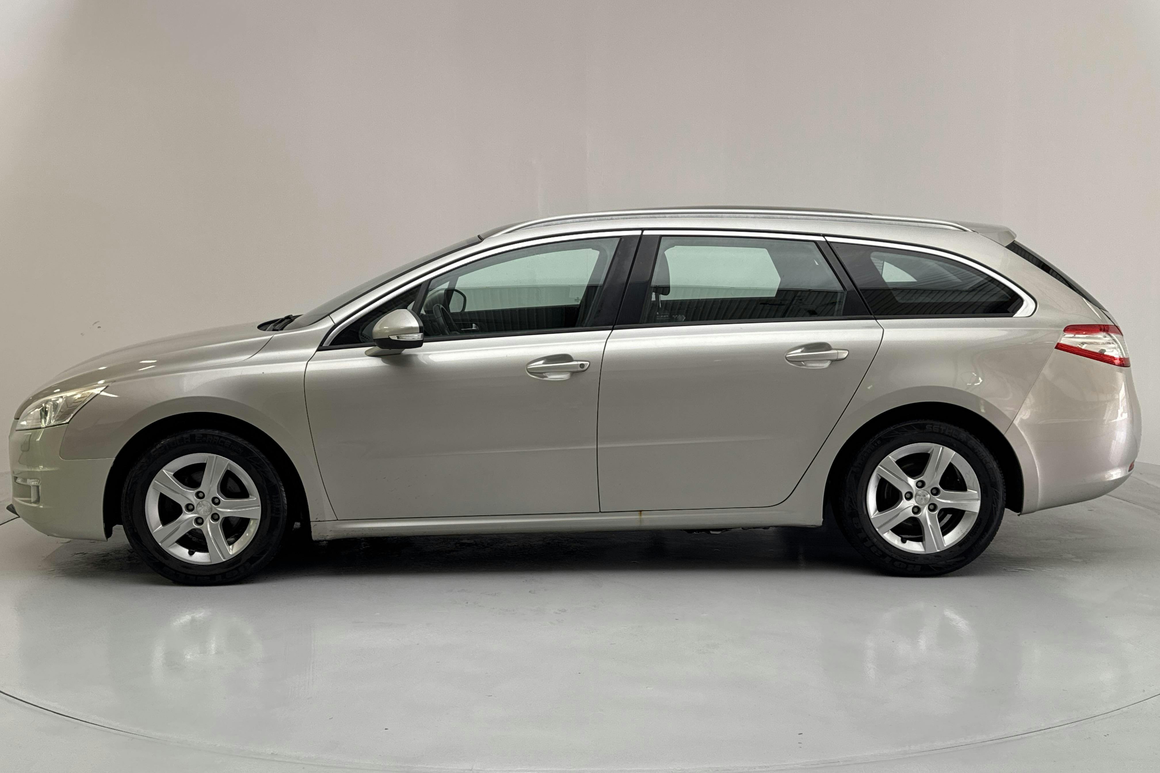 Presentation photo 2 of 13: Peugeot 508 SW 1.6 HDi (114hk) - 196 210 km - Automatic - Light Brown - 2012