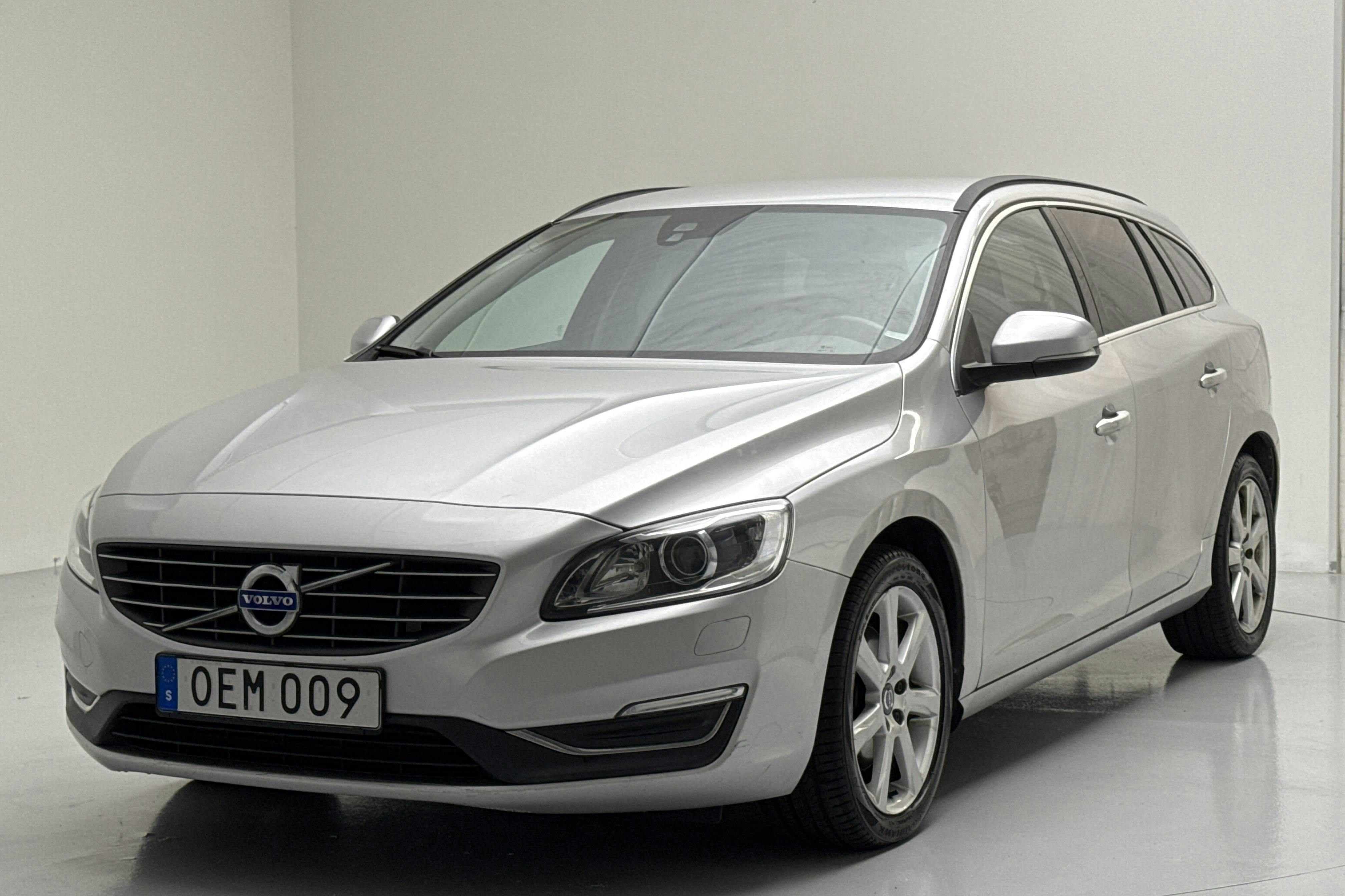 Presentation photo 1 of 13: Volvo V60 D4 (190hk) - 169 980 km - Automatic - silver - 2017