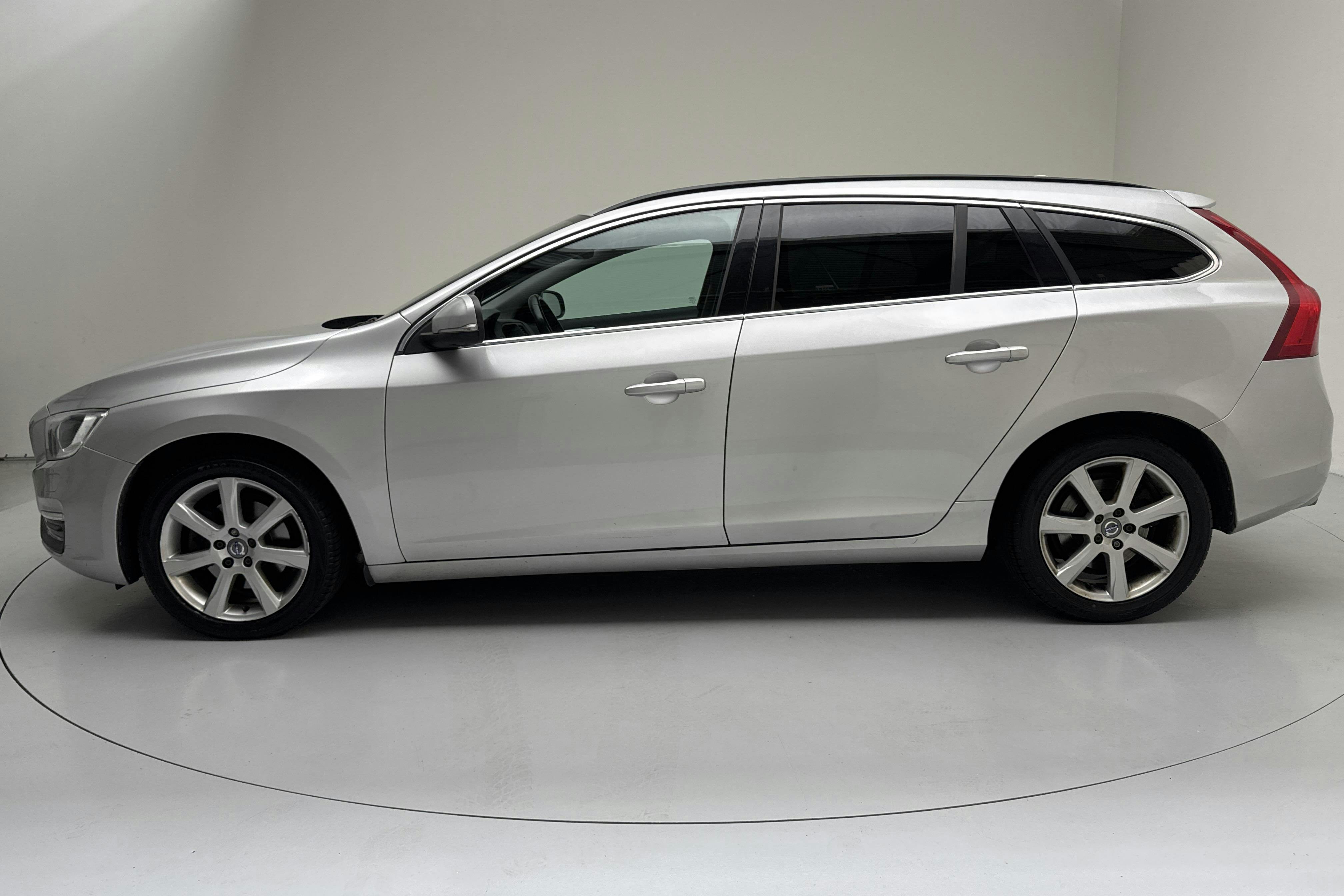 Presentation photo 2 of 13: Volvo V60 D4 (190hk) - 169 980 km - Automatic - silver - 2017