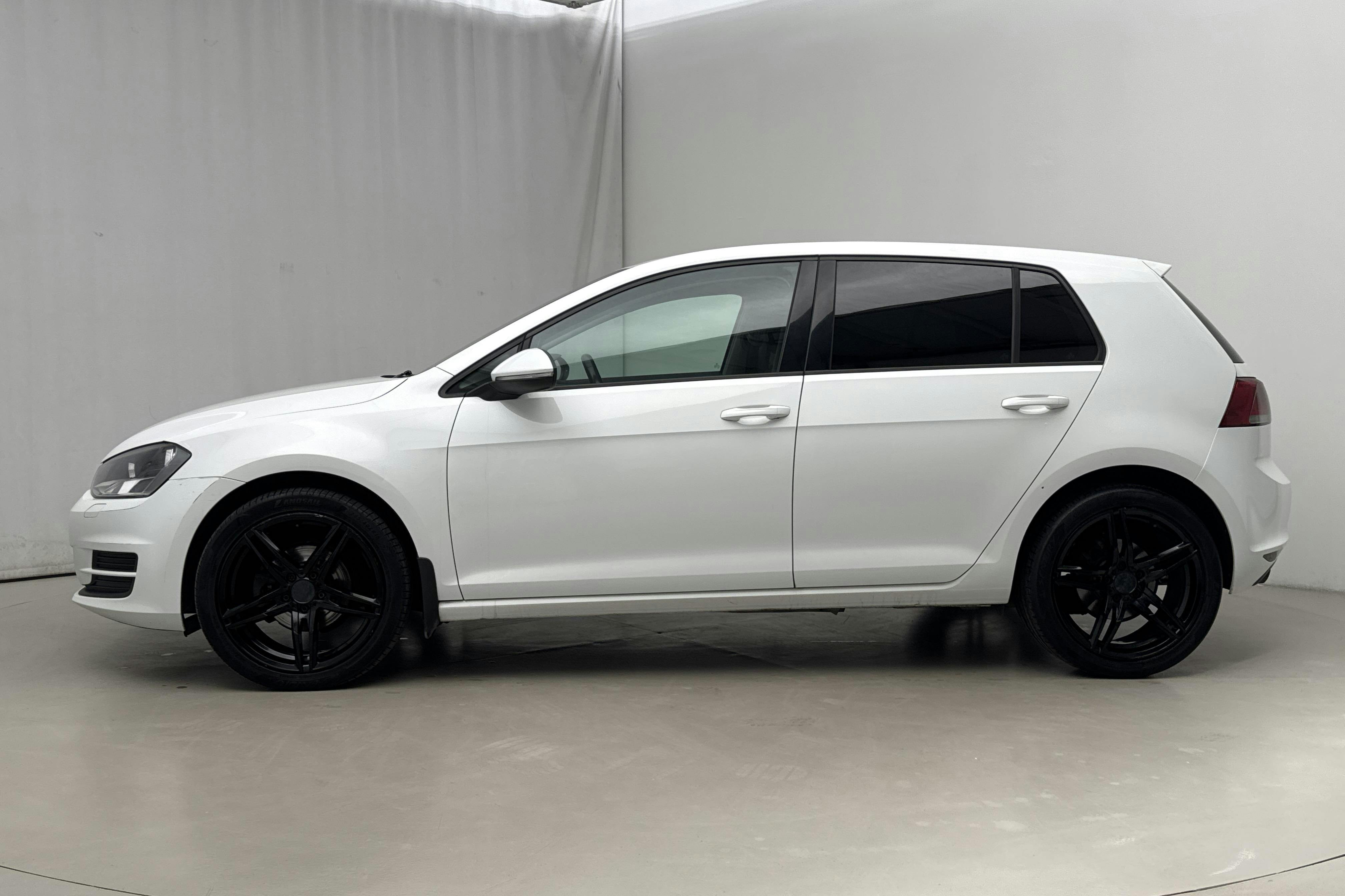 Presentationsfoto 2 av 13: VW Golf VII 1.2 TSI 5dr (105hk) - 17 158 mil - Manuell - vit - 2015