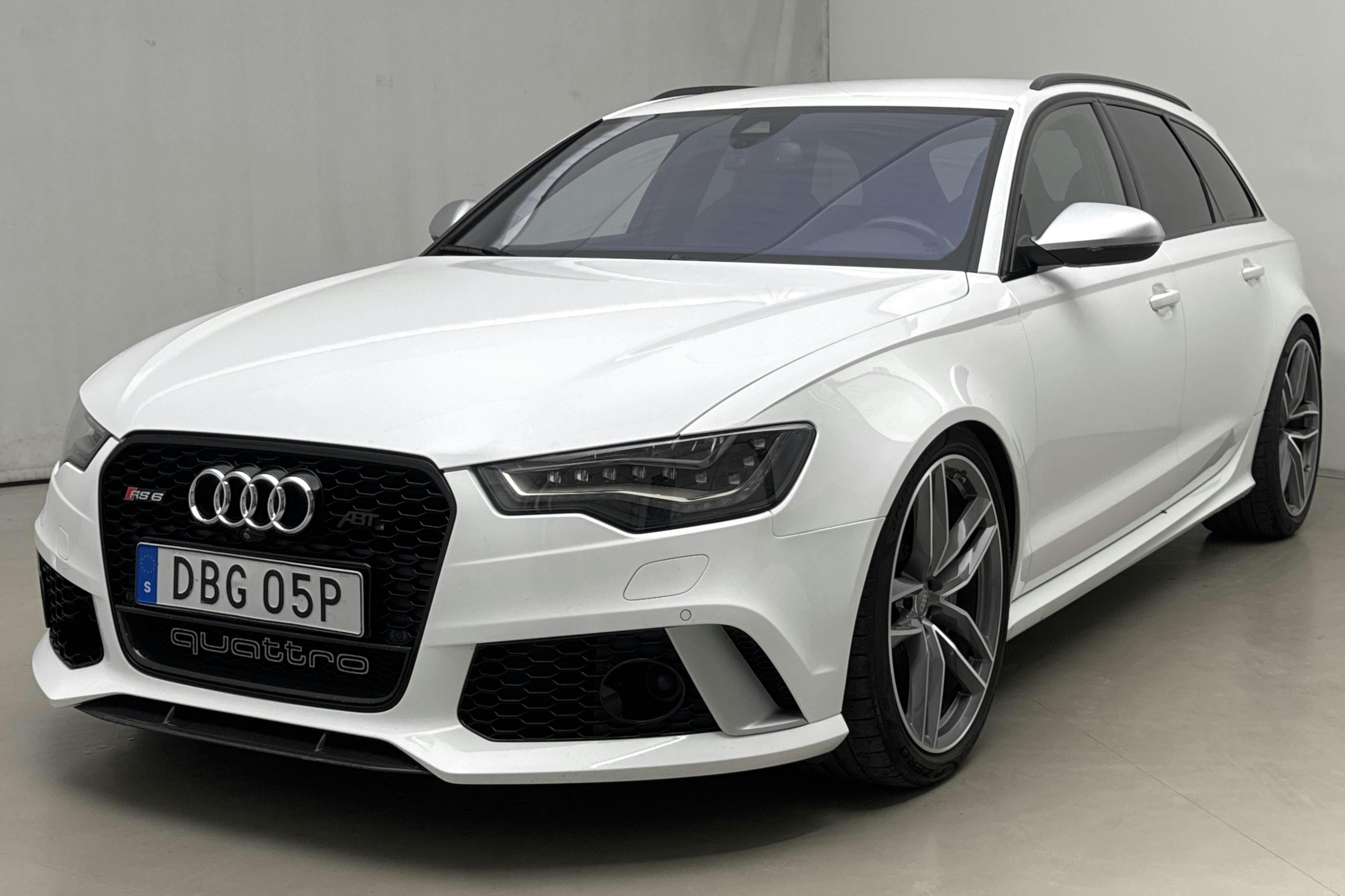 Presentationsfoto 1 av 27: Audi RS6 4.0 TFSI Avant quattro (560hk) - 19 193 mil - Automat - vit - 2014