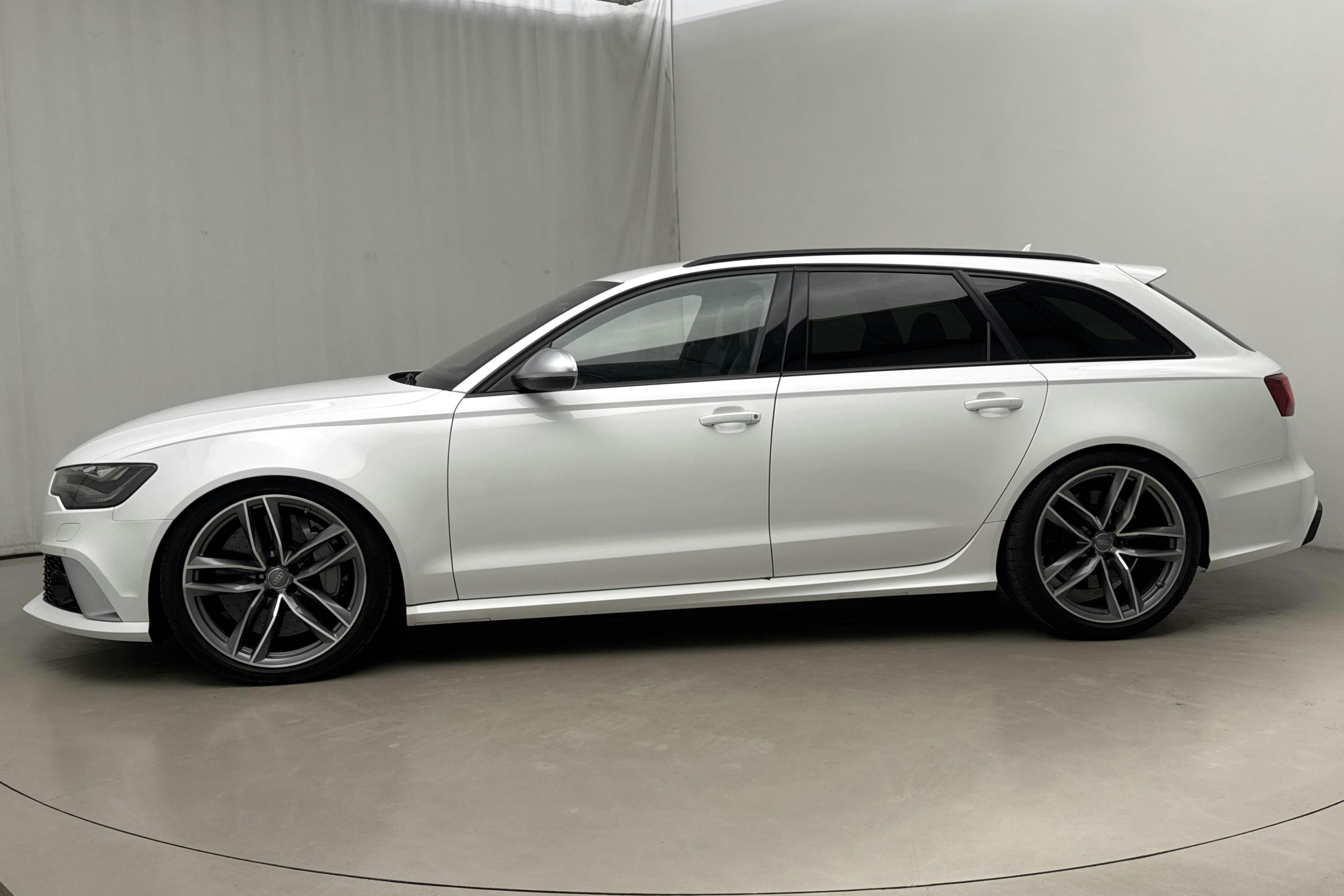 Presentationsfoto 2 av 27: Audi RS6 4.0 TFSI Avant quattro (560hk) - 19 193 mil - Automat - vit - 2014