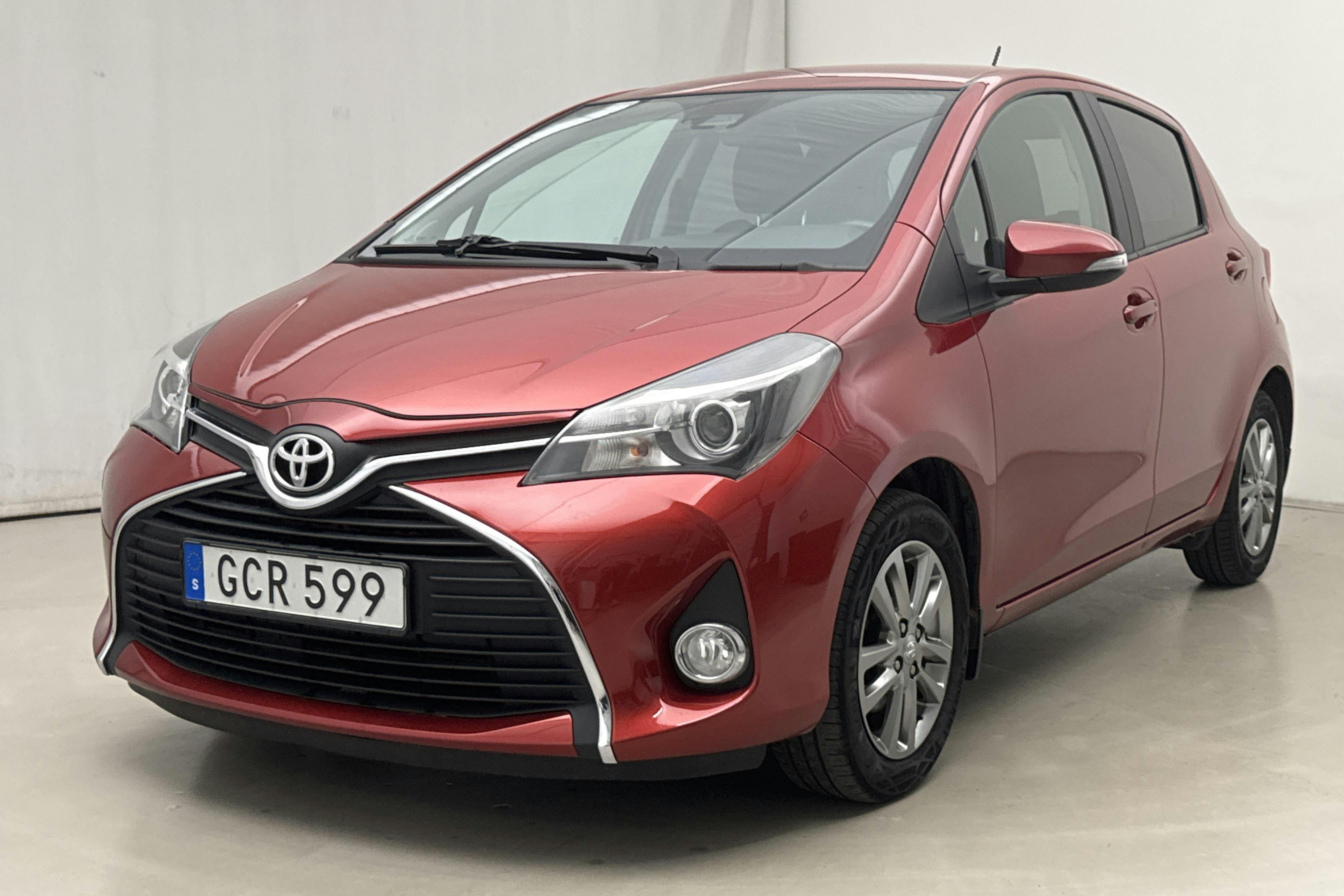 Toyota Yaris 1.33 5dr (100hk) - 12 233 mil - Manuell - röd - 2015