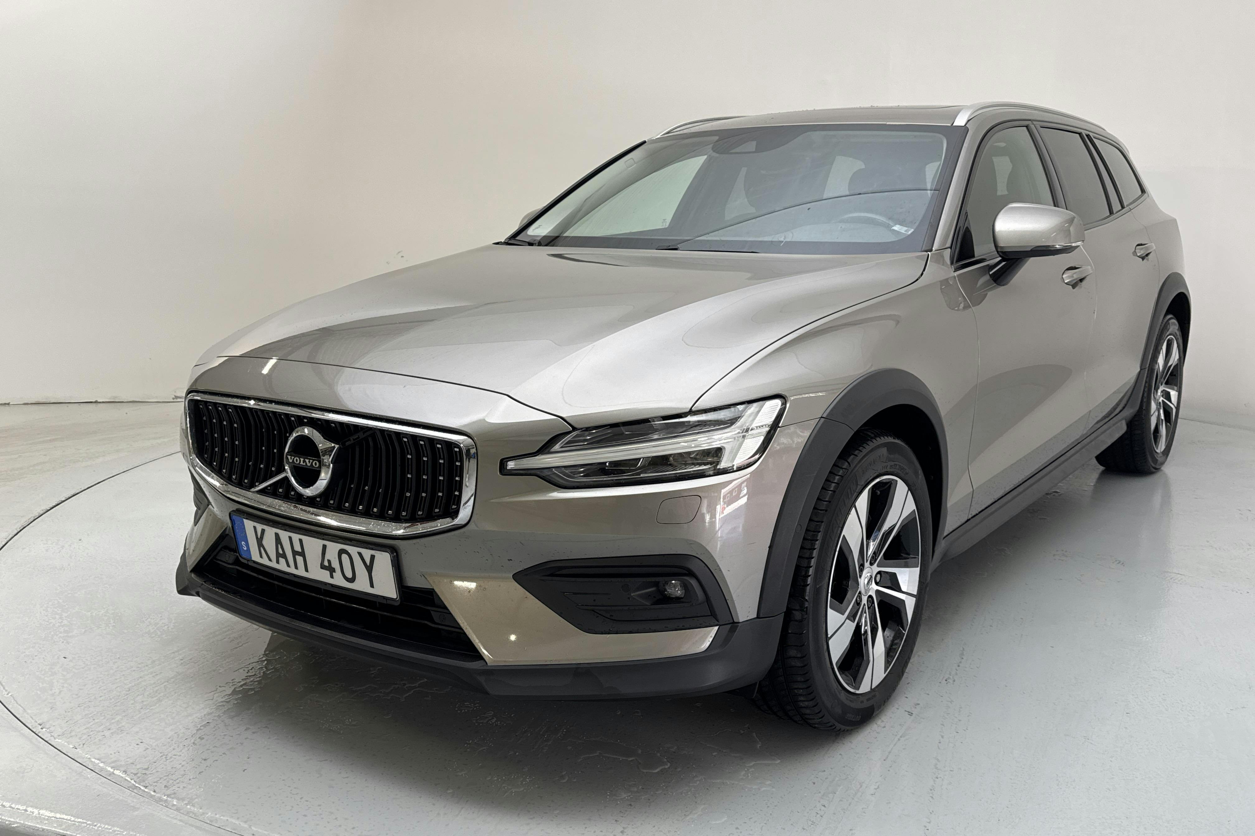 Volvo V60 D4 Cross Country AWD (190hk) - 93 490 km - Automatic - gray - 2020