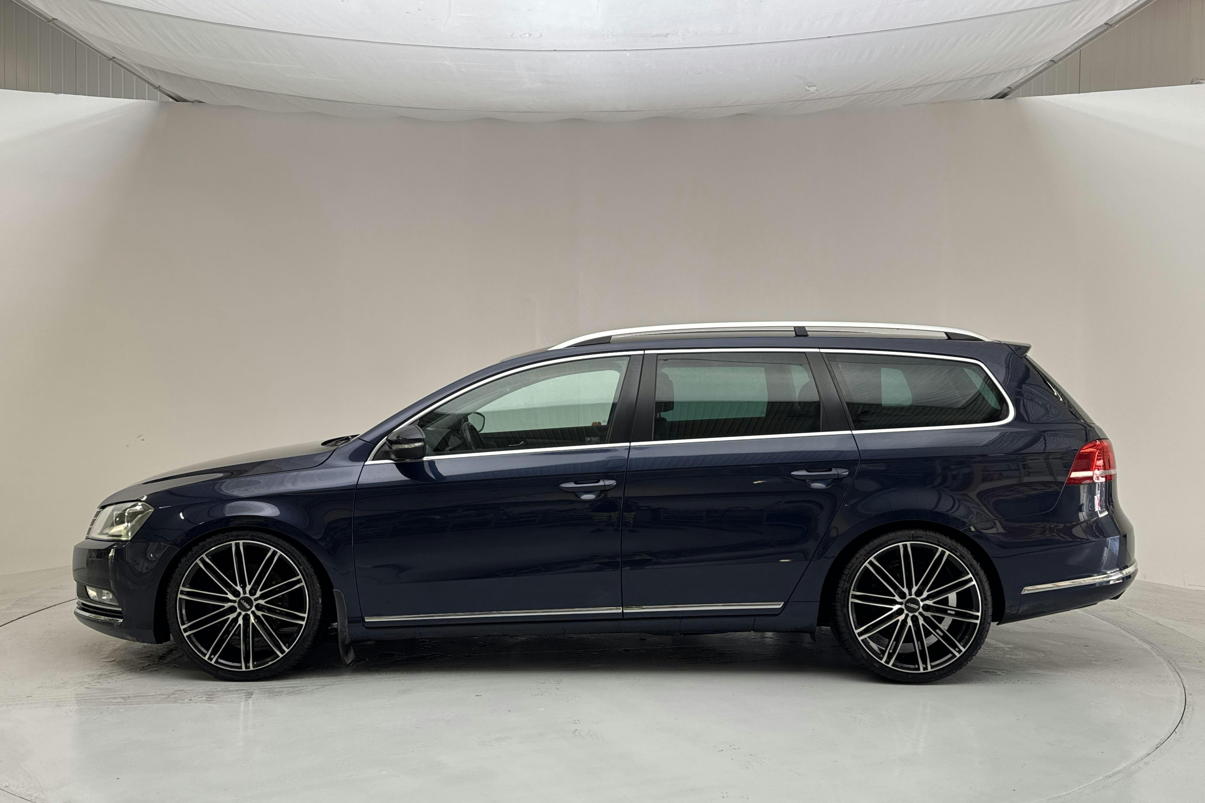 Presentationsfoto 2 av 13: VW Passat 2.0 TDI BlueMotion Technology Variant (140hk) - 21 988 mil - Manuell - Dark Blue - 2012