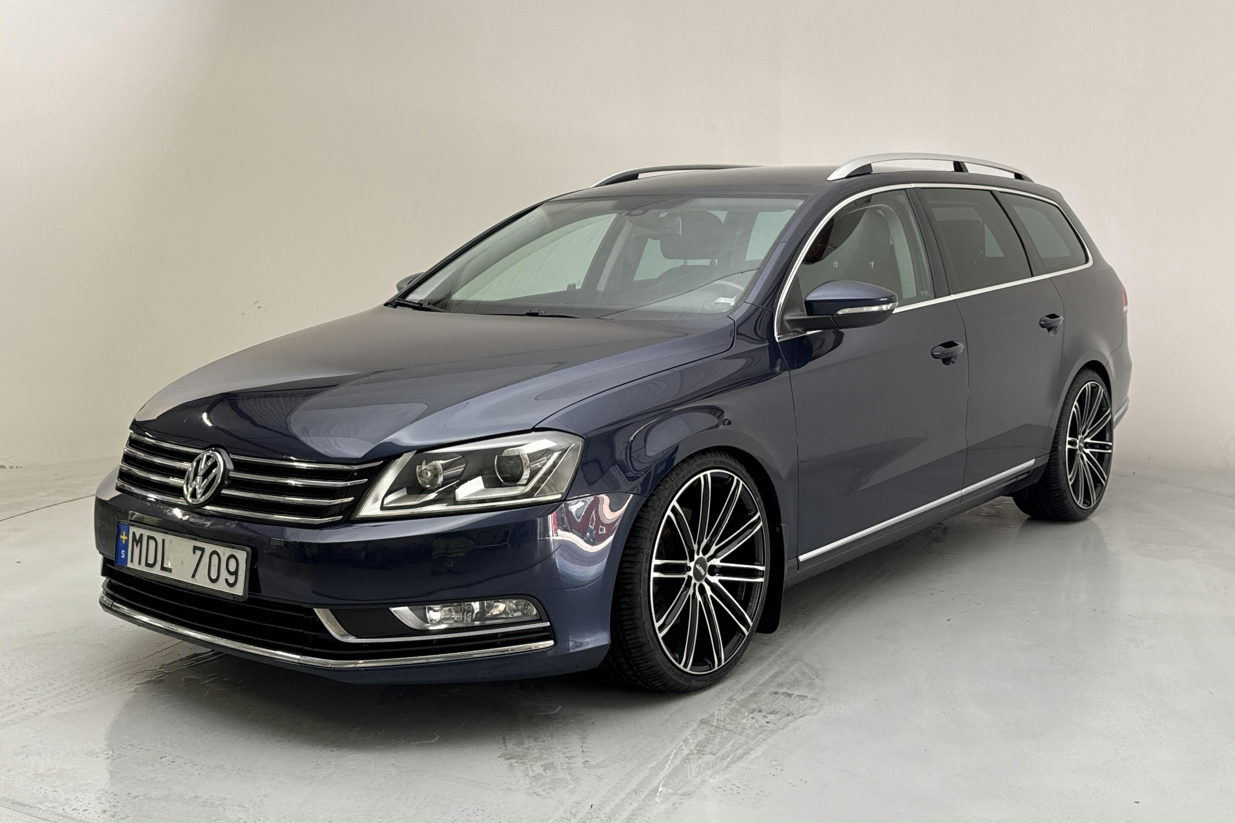 Presentationsfoto 1 av 13: VW Passat 2.0 TDI BlueMotion Technology Variant (140hk) - 21 988 mil - Manuell - Dark Blue - 2012