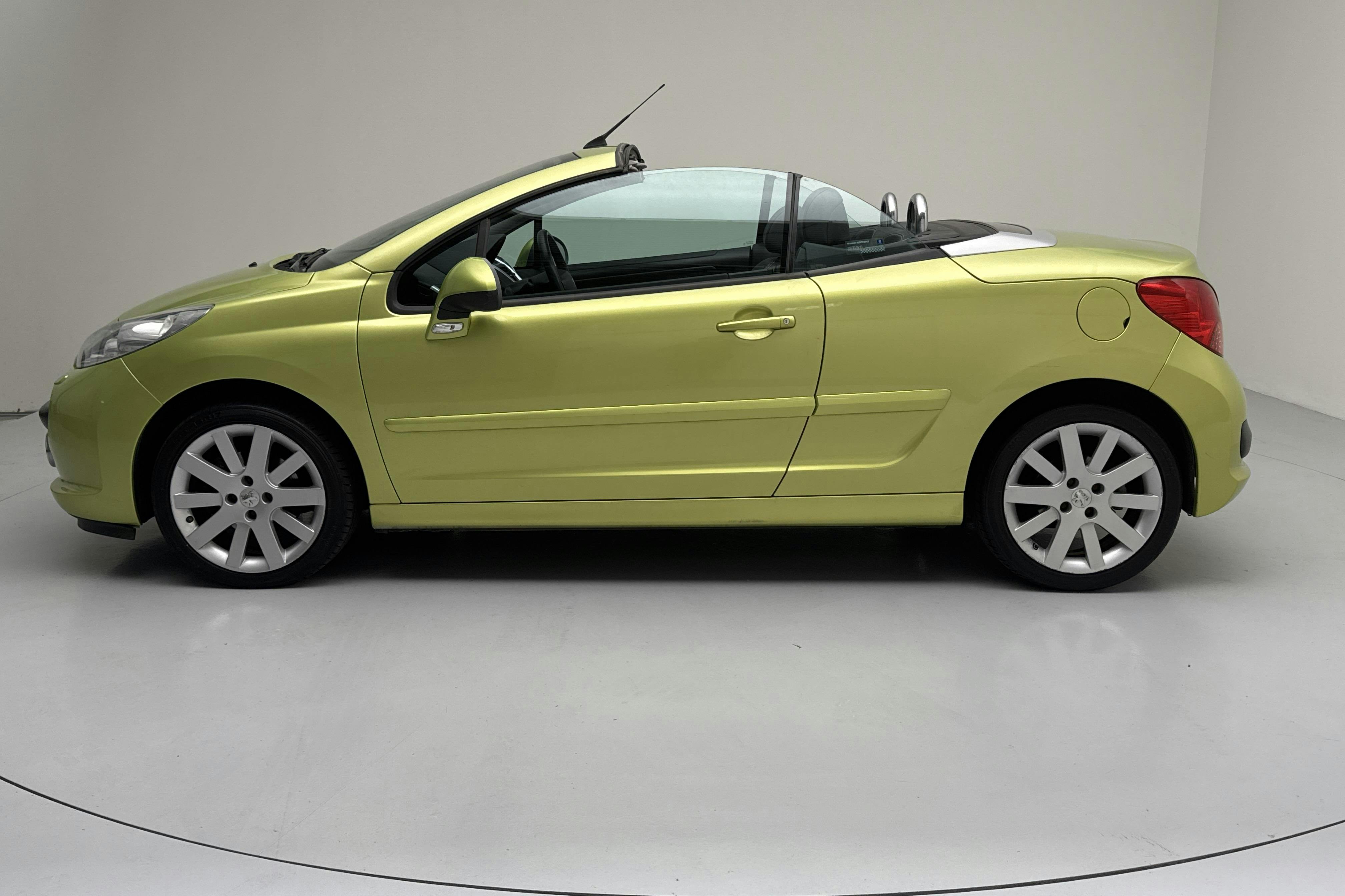 Presentation photo 2 of 17: Peugeot 207 CC 1.6 VTi (120hk) - 113 490 km - Manual - yellow - 2009