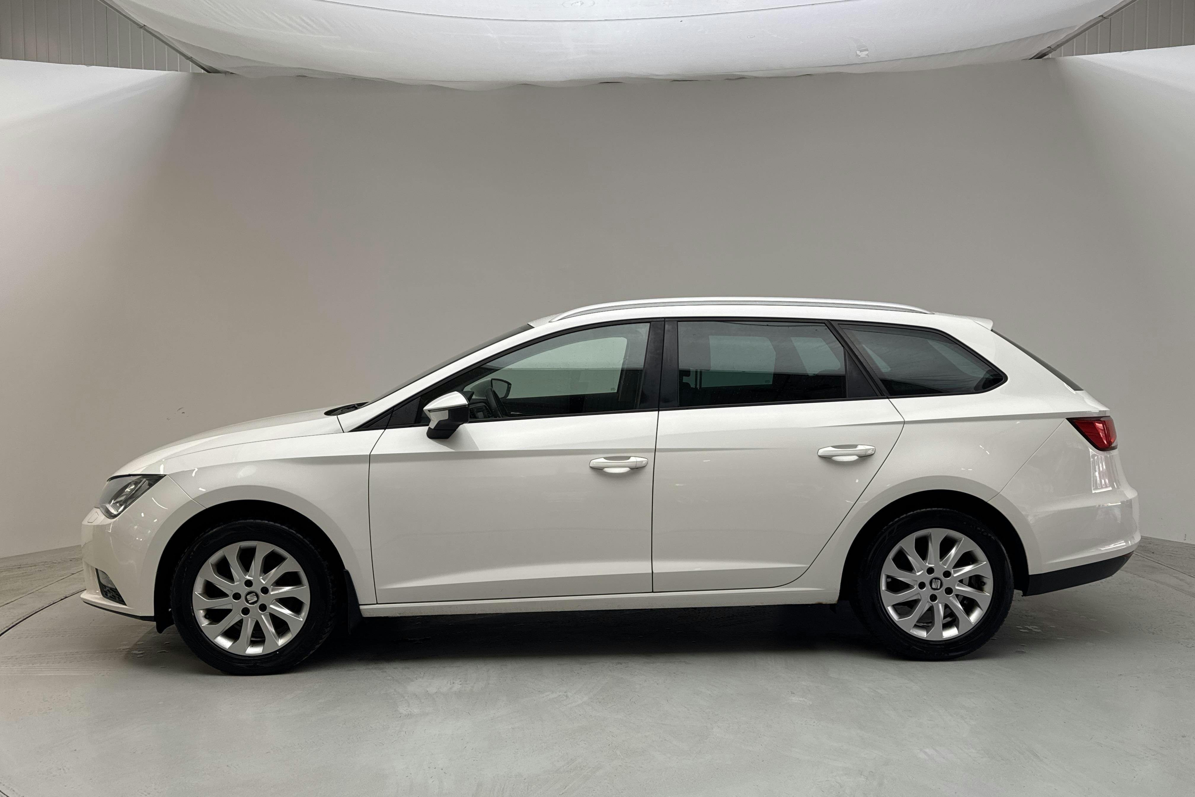 Presentationsfoto 2 av 12: Seat Leon 1.2 TSI ST (110hk) - 11 002 mil - Manuell - vit - 2015