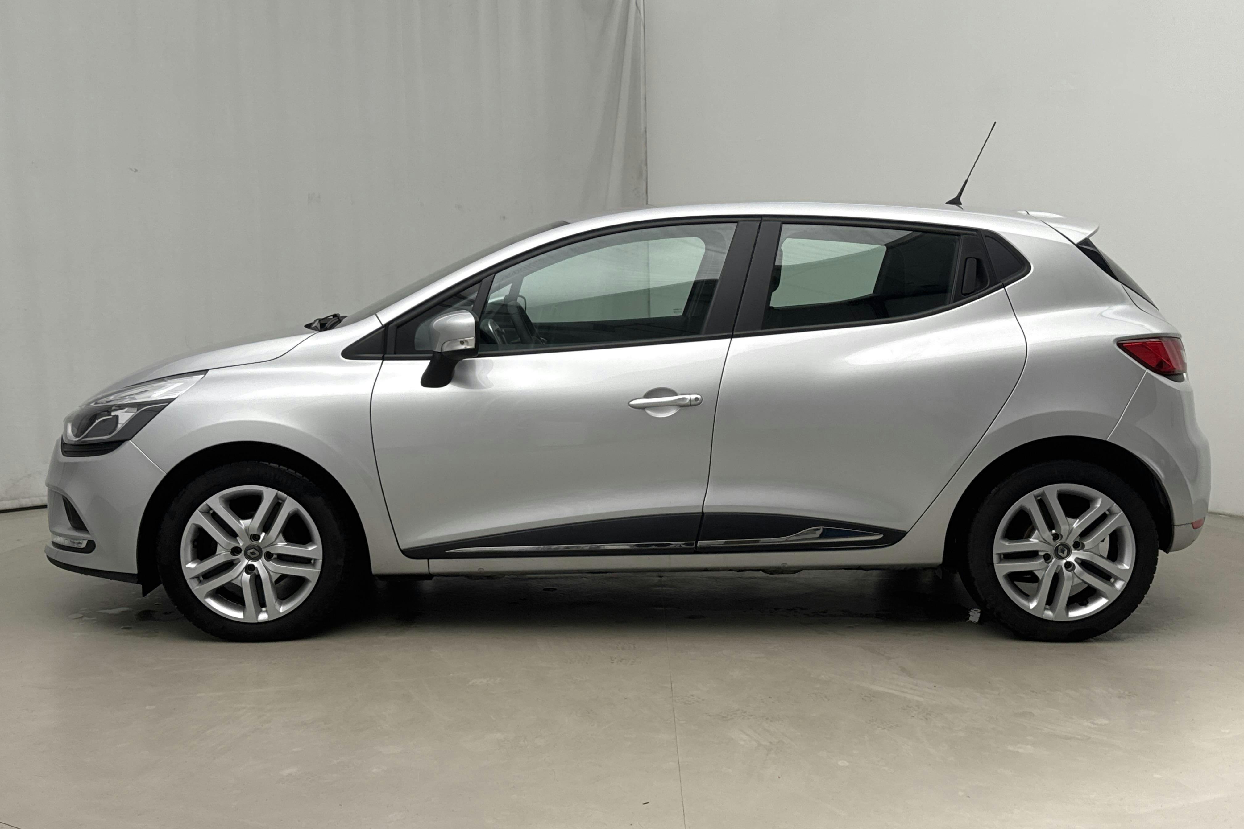 Presentationsfoto 2 av 15: Renault Clio IV 0.9 TCe 90 5dr (90hk) - 3 090 mil - Manuell - silver - 2020