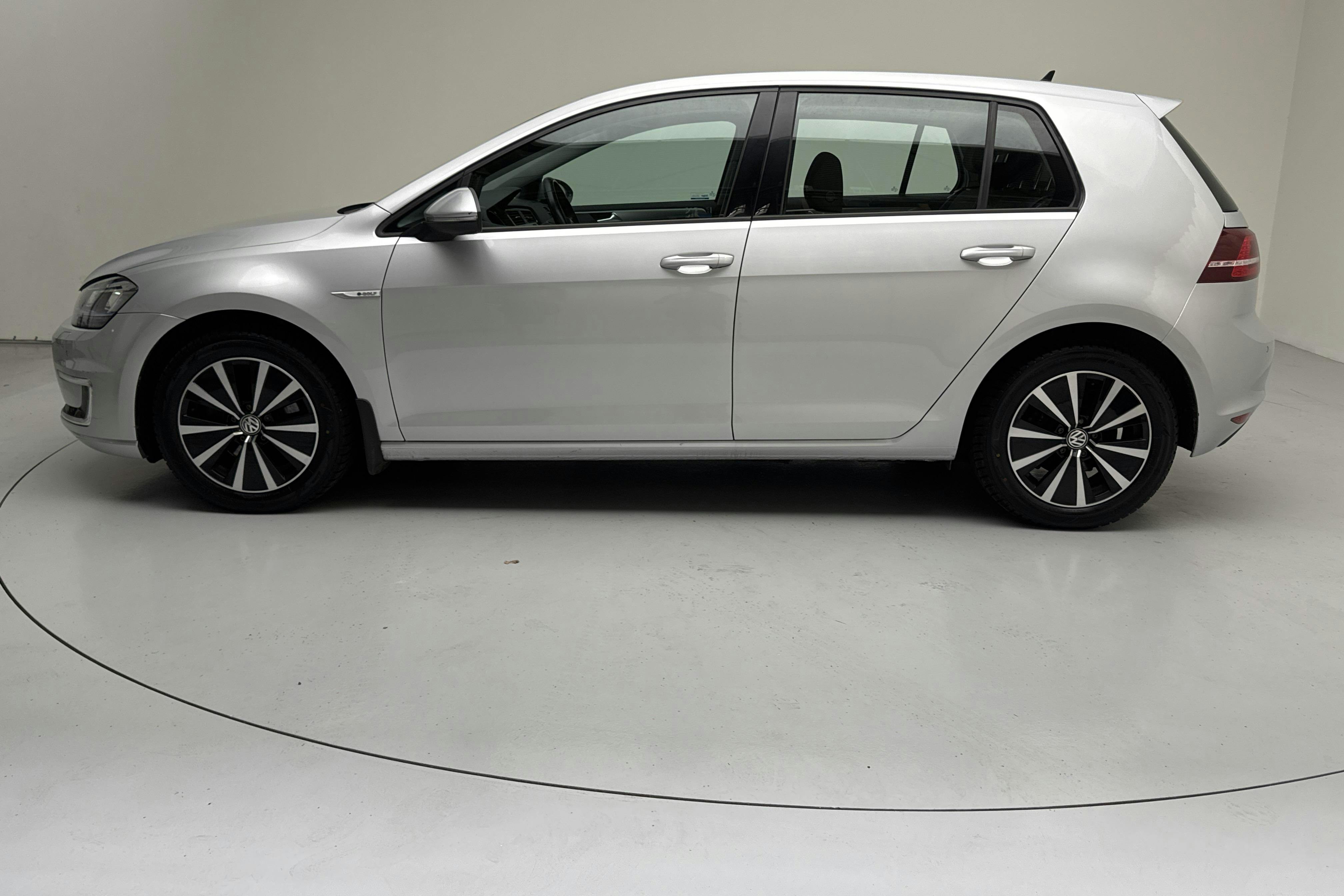 Presentationsfoto 2 av 14: VW e-Golf VII 5dr (115hk) - 16 099 mil - Automat - silver - 2017