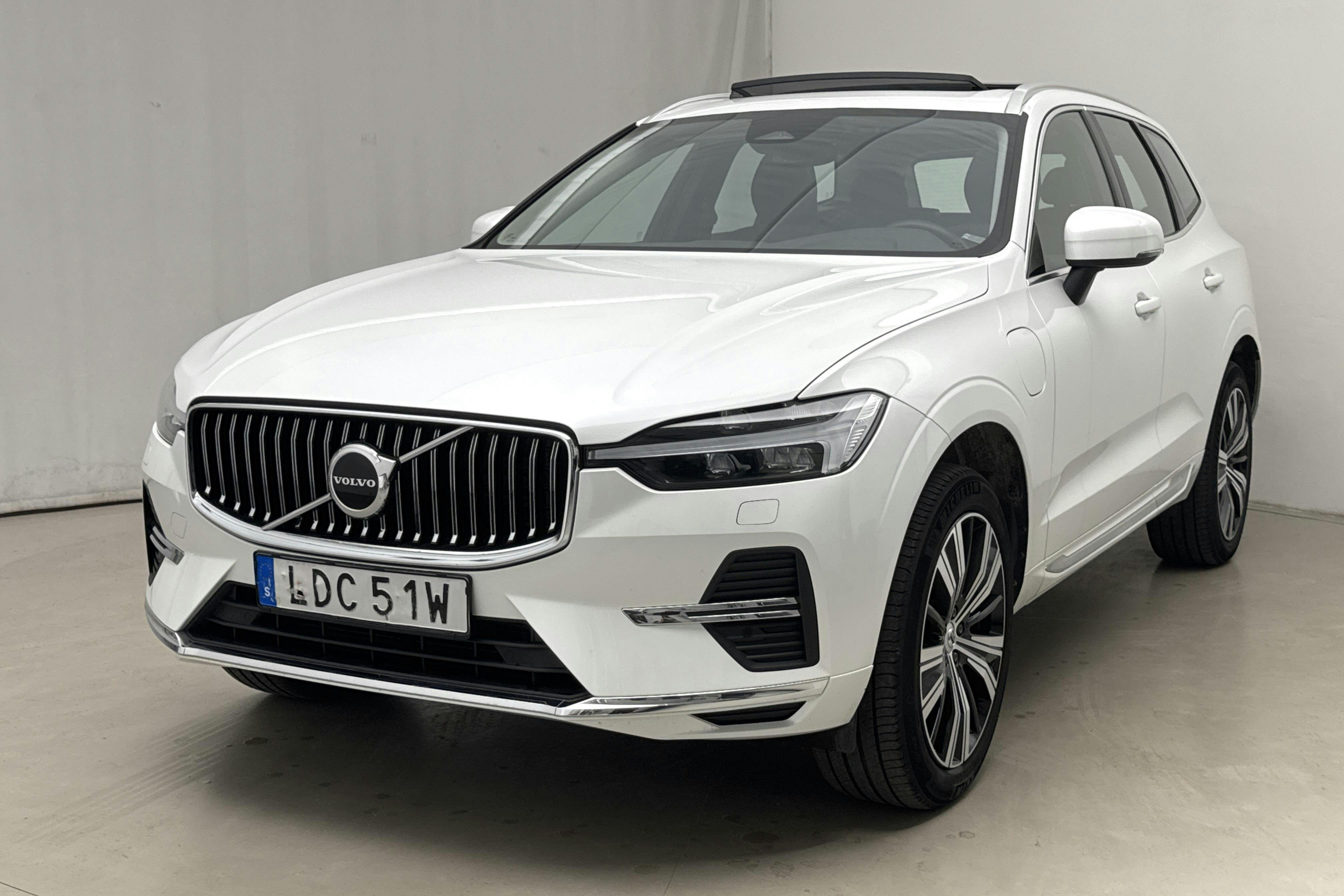 Volvo XC60 T6 AWD Recharge (350hk) - 64 140 km - Automaatne - valge - 2023