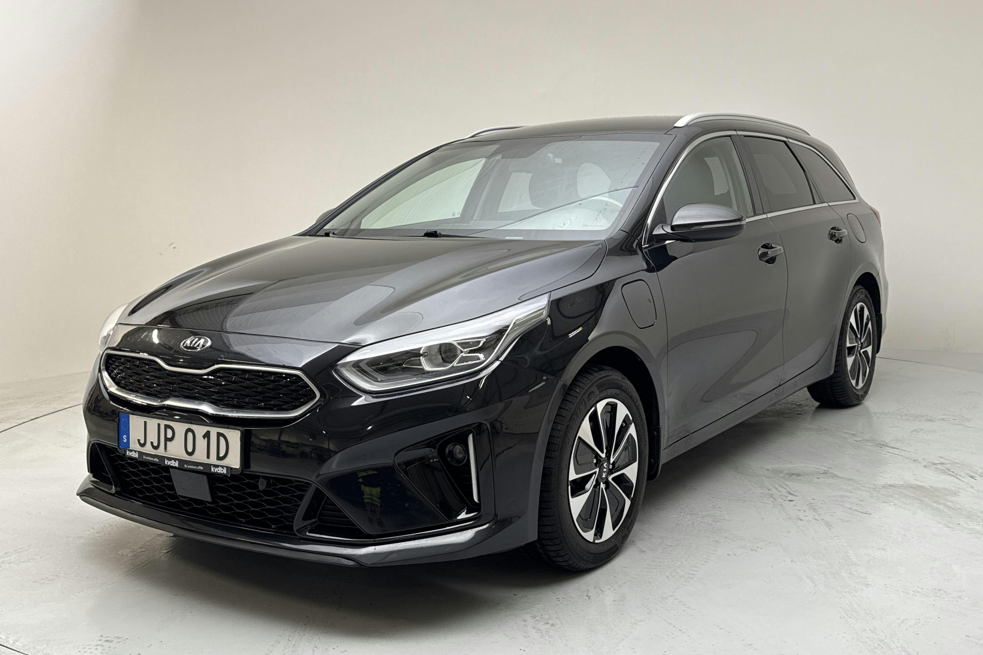 Presentationsfoto 1 av 16: KIA Ceed 1.6 Plug-in Hybrid SW (141hk) - 9 485 mil - Automat - svart - 2021