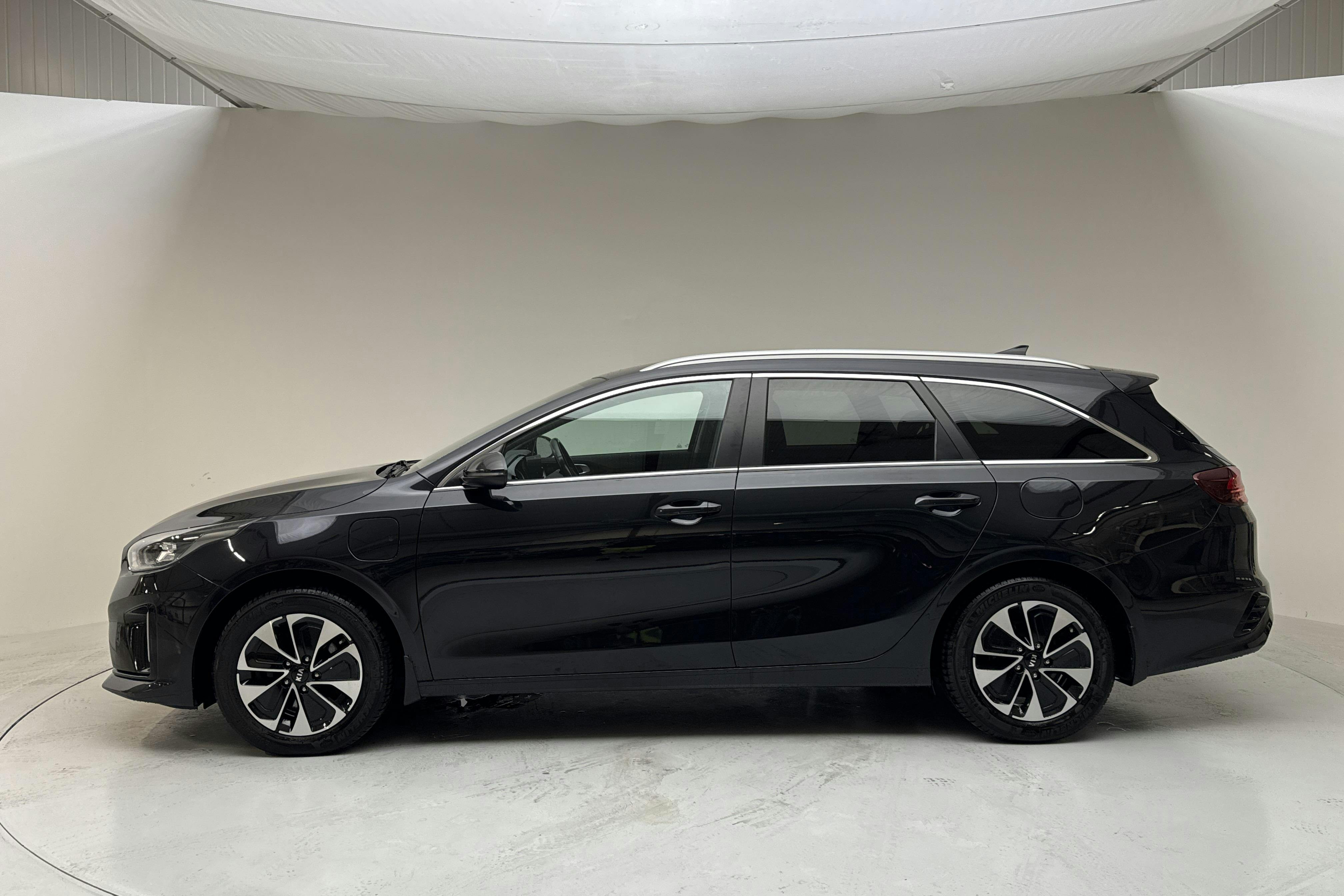 Presentationsfoto 2 av 16: KIA Ceed 1.6 Plug-in Hybrid SW (141hk) - 9 485 mil - Automat - svart - 2021