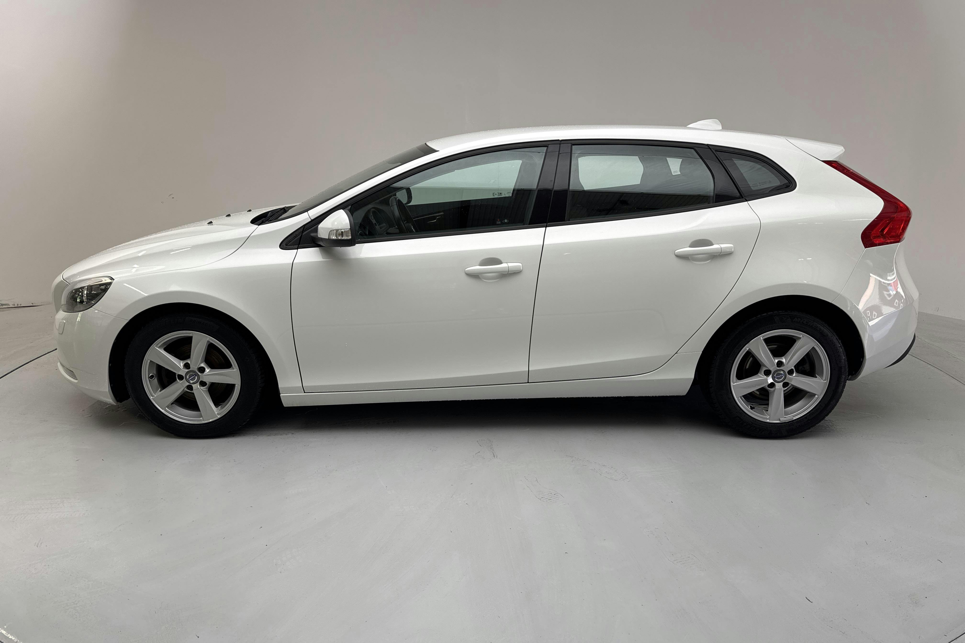 Presentationsfoto 2 av 12: Volvo V40 D2 (115hk) - 13 504 mil - Manuell - vit - 2015