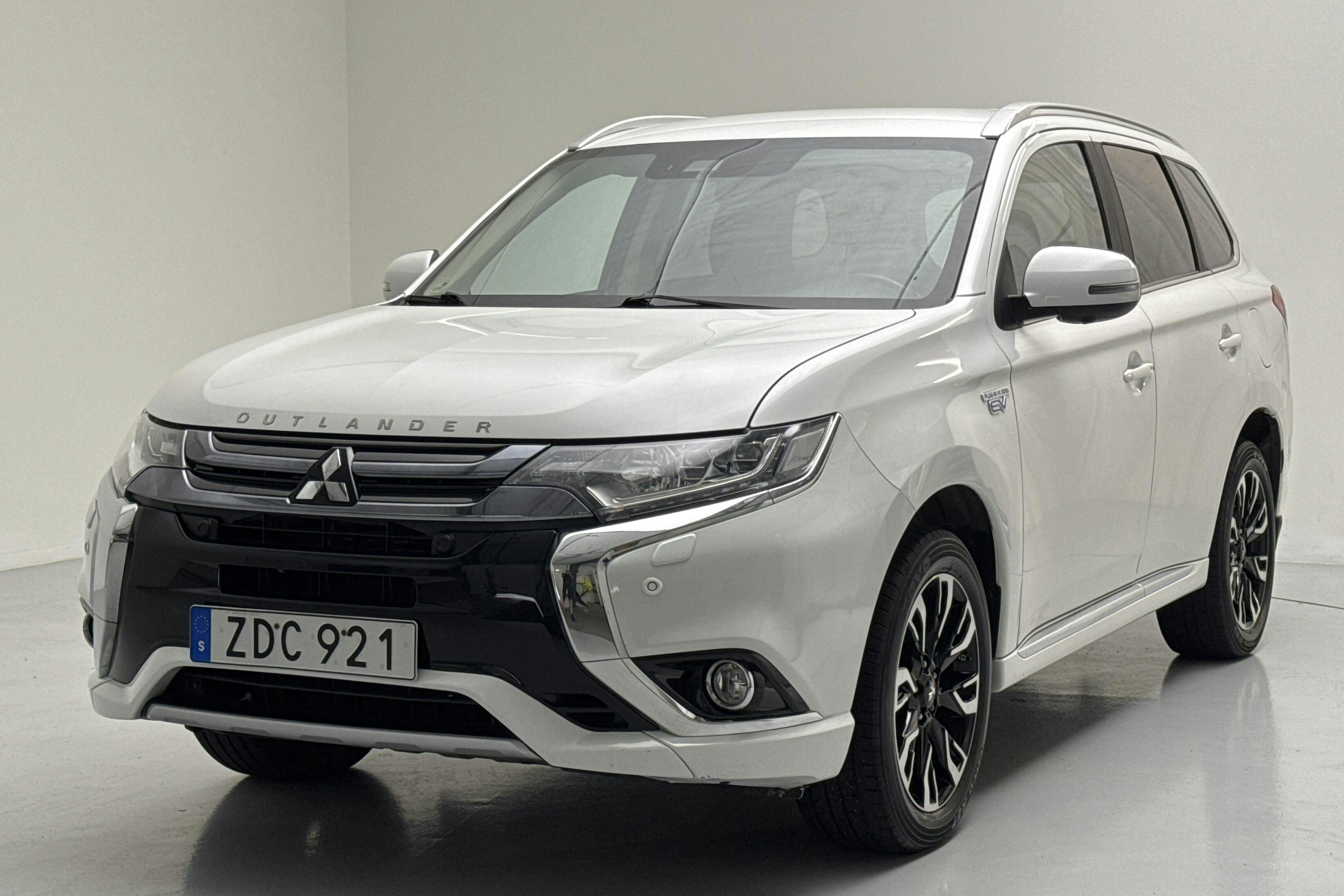 Mitsubishi Outlander 2.0 Plug-in Hybrid 4WD (121hk) - 6 626 mil - Automat - vit - 2018