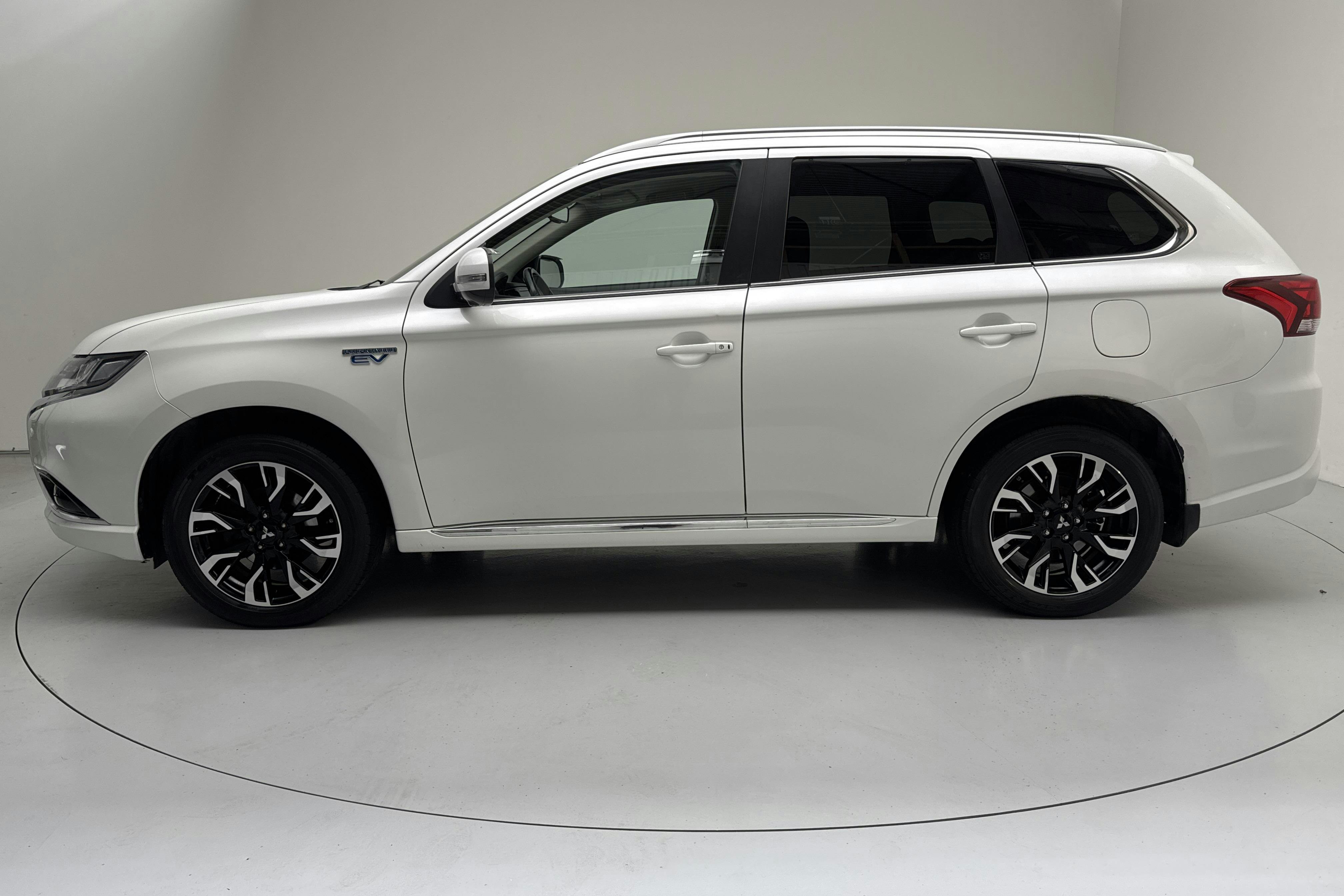 Presentationsfoto 2 av 15: Mitsubishi Outlander 2.0 Plug-in Hybrid 4WD (121hk) - 6 626 mil - Automat - vit - 2018