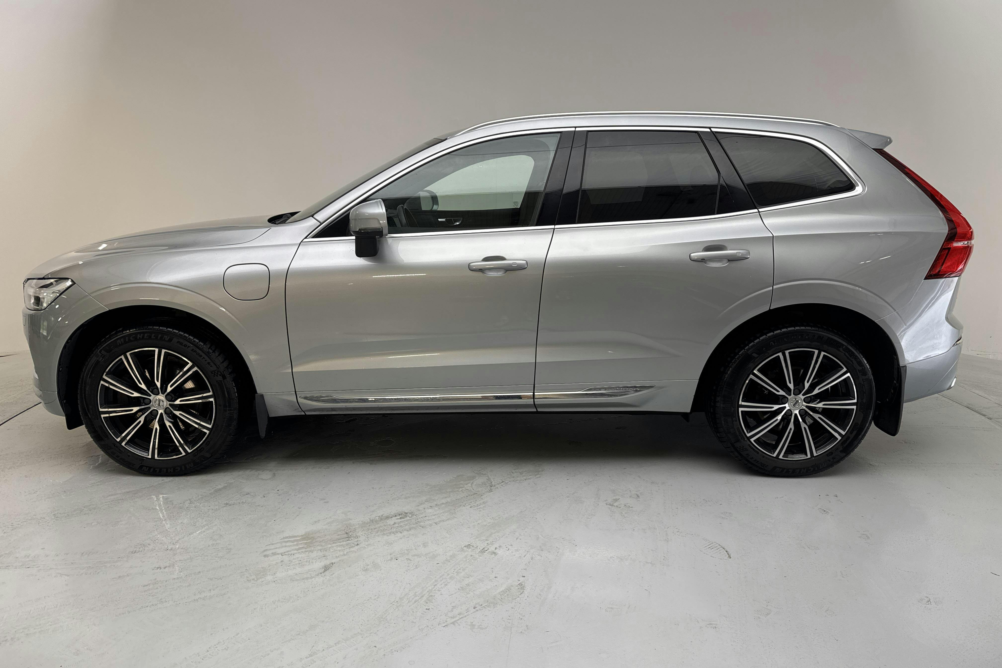 Presentationsfoto 2 av 19: Volvo XC60 T8 AWD Recharge (390hk) - 19 050 mil - Automat - silver - 2019