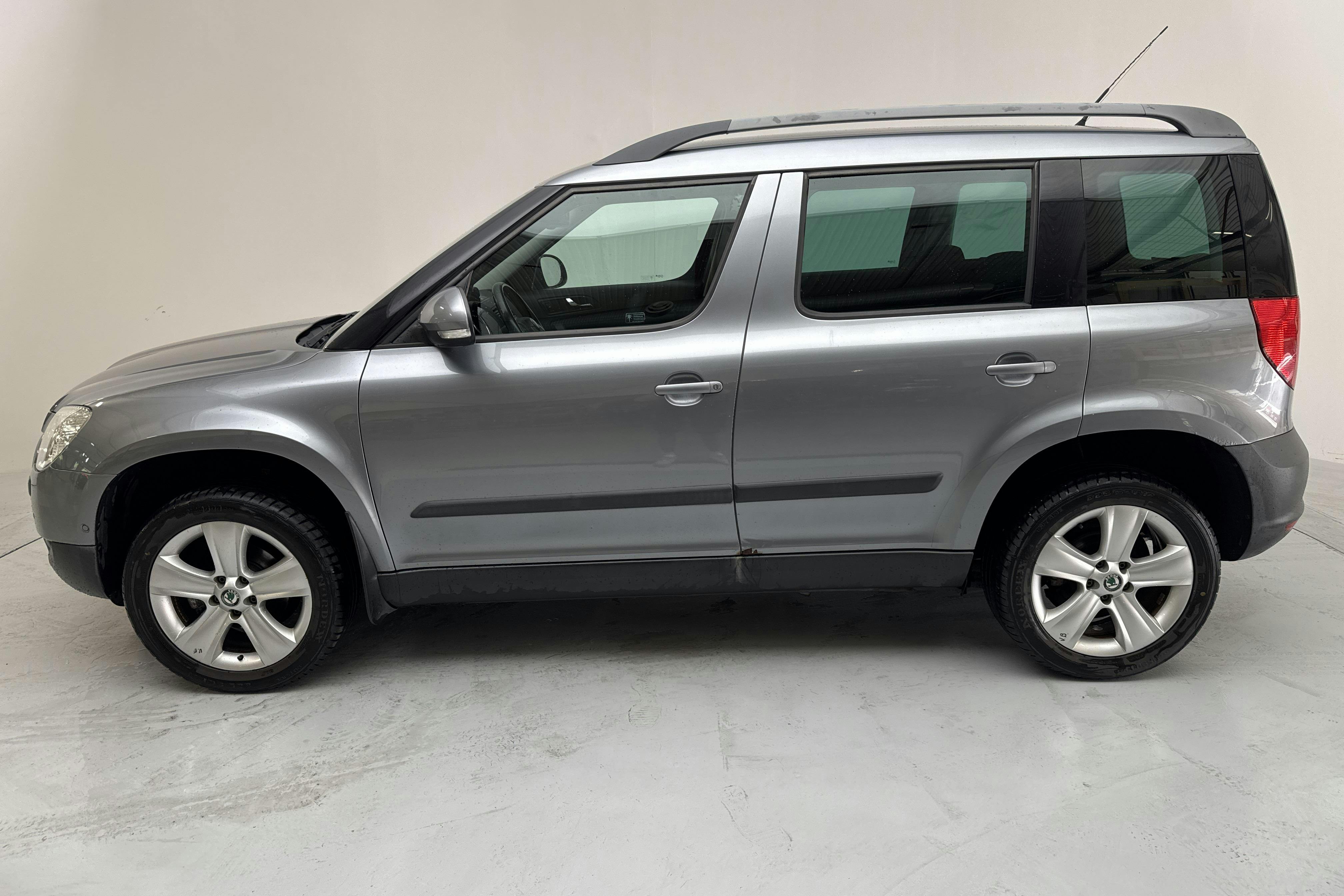 Presentationsfoto 2 av 12: Skoda Yeti 1.2 TSI (105hk) - 13 657 mil - Automat - silver - 2011