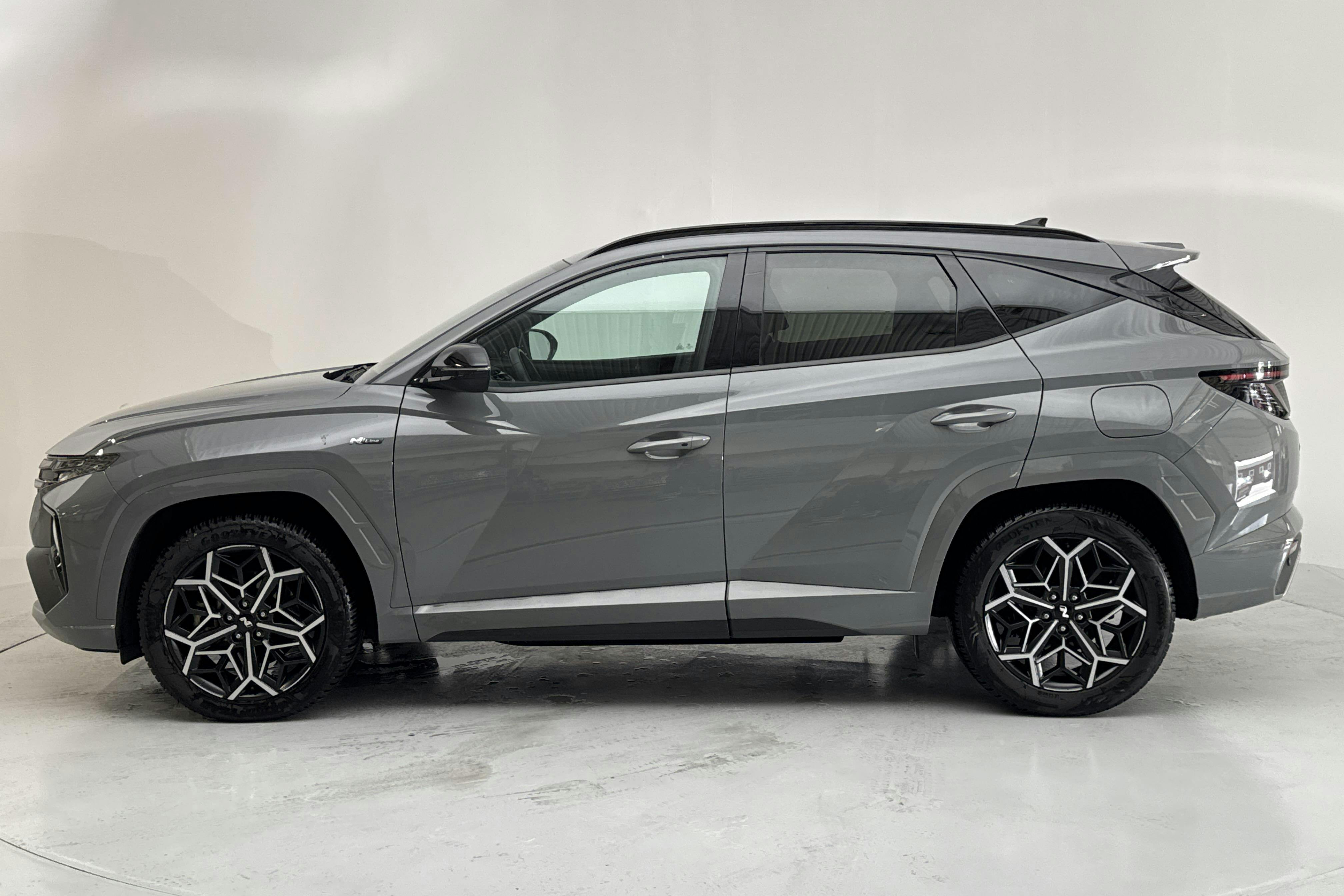 Presentationsfoto 2 av 15: Hyundai Tucson 1.6 GDI Hybrid 4WD (230hk) - 2 359 mil - Automat - Light Grey - 2022