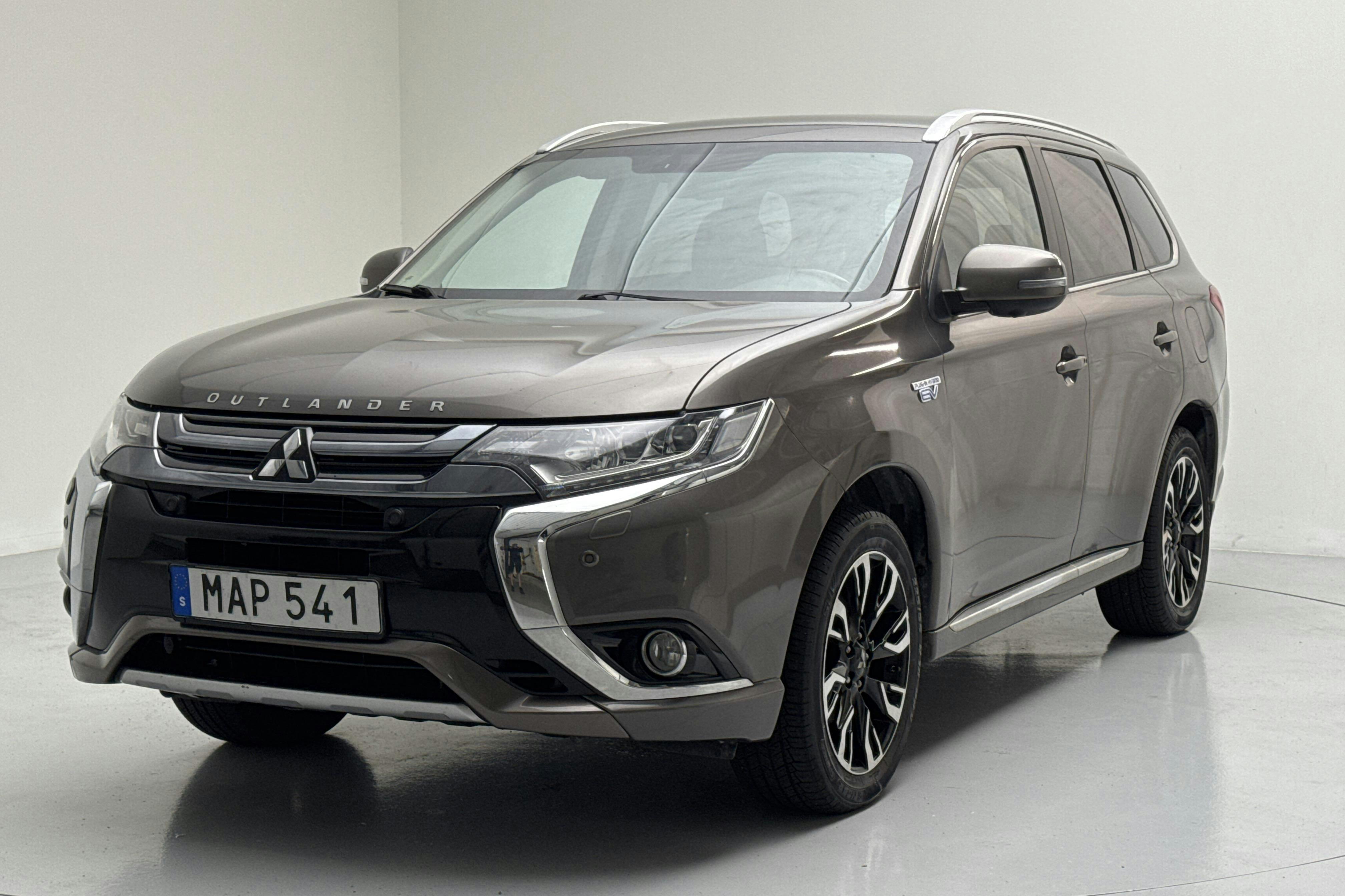 Mitsubishi Outlander 2.0 Plug-in Hybrid 4WD (121hk) - 17 938 mil - Automat - brun - 2016