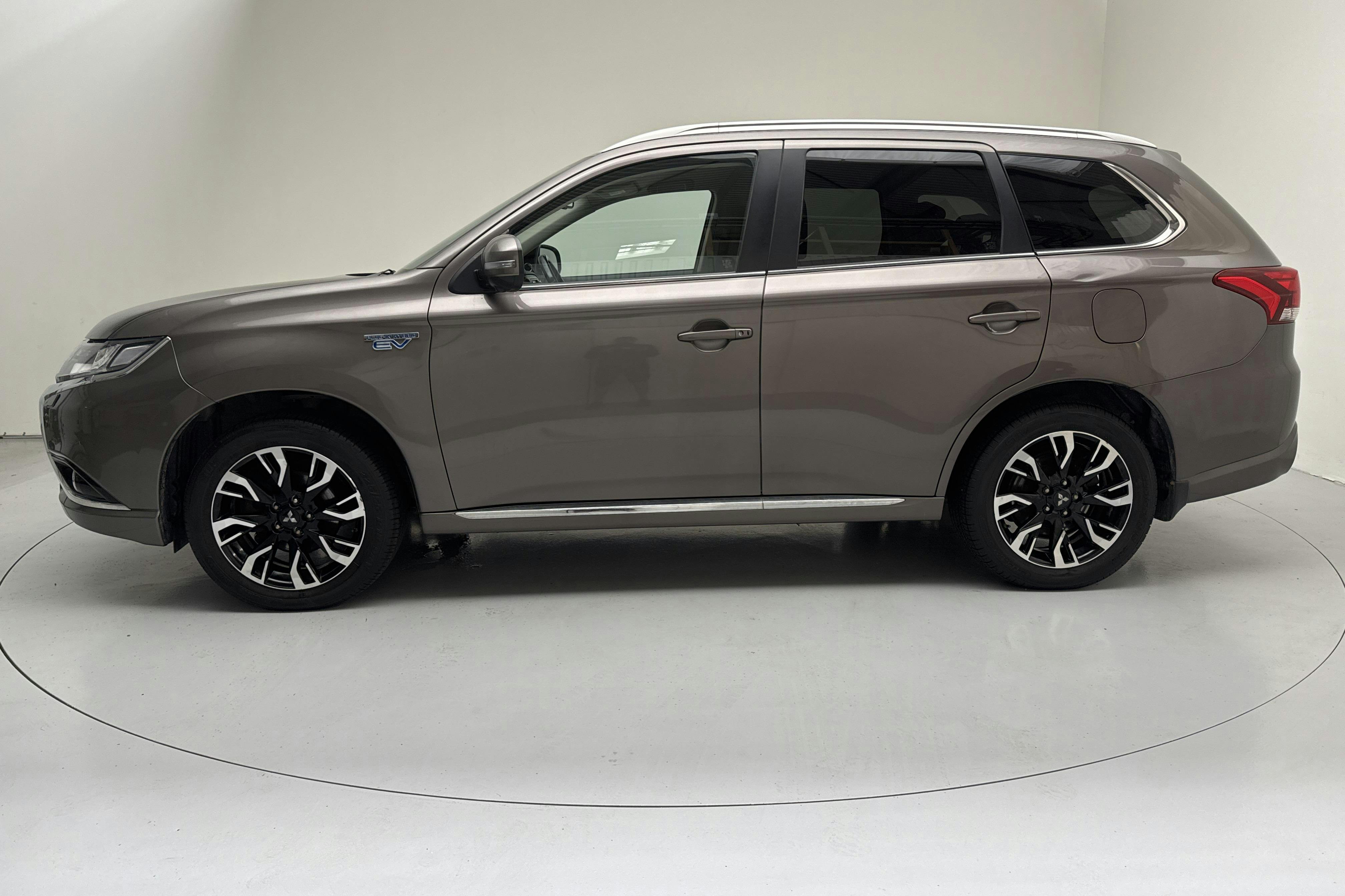 Presentationsfoto 2 av 16: Mitsubishi Outlander 2.0 Plug-in Hybrid 4WD (121hk) - 17 938 mil - Automat - brun - 2016
