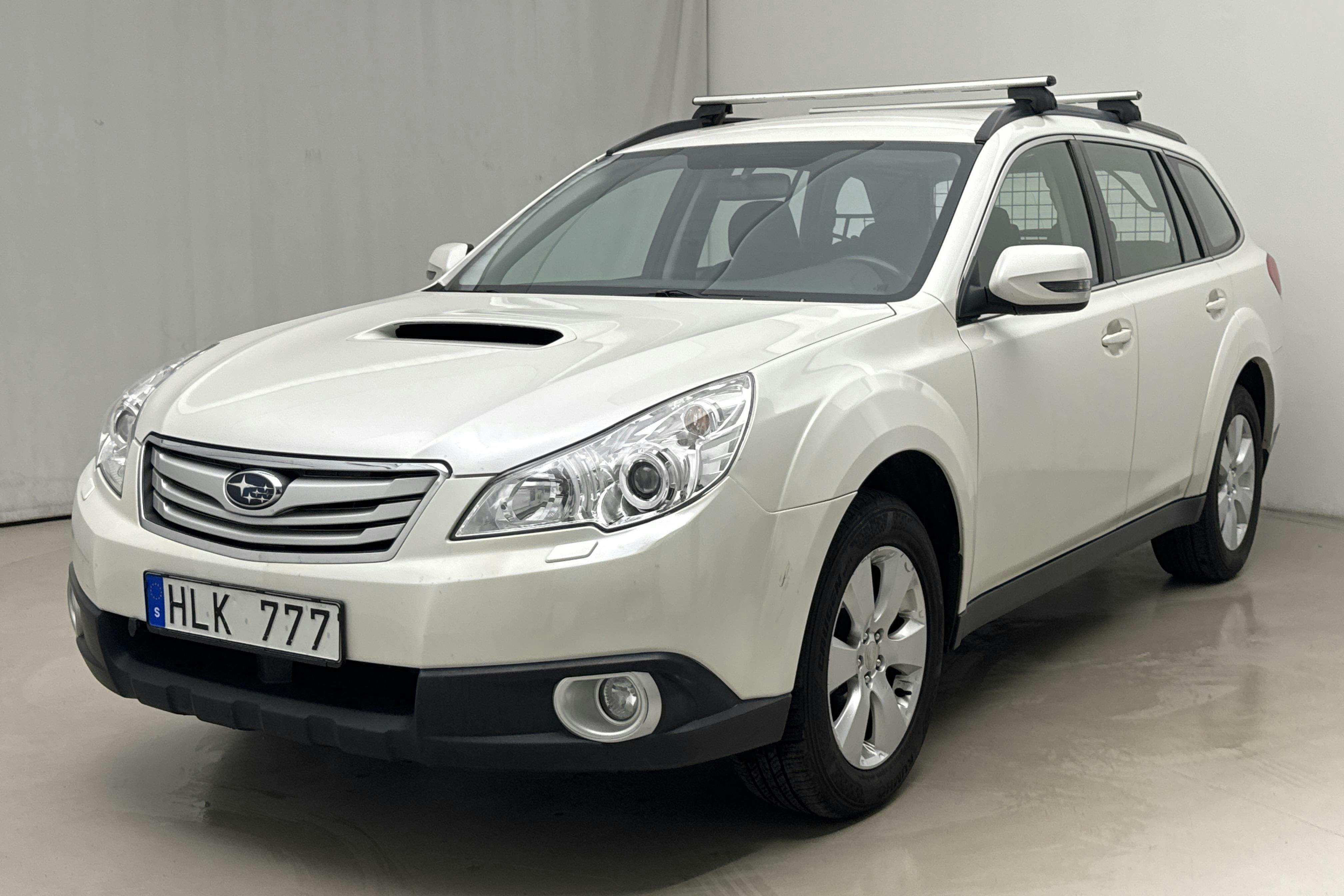 Subaru Outback 2.0D (150hk) - 243 600 km - Manual - white - 2011