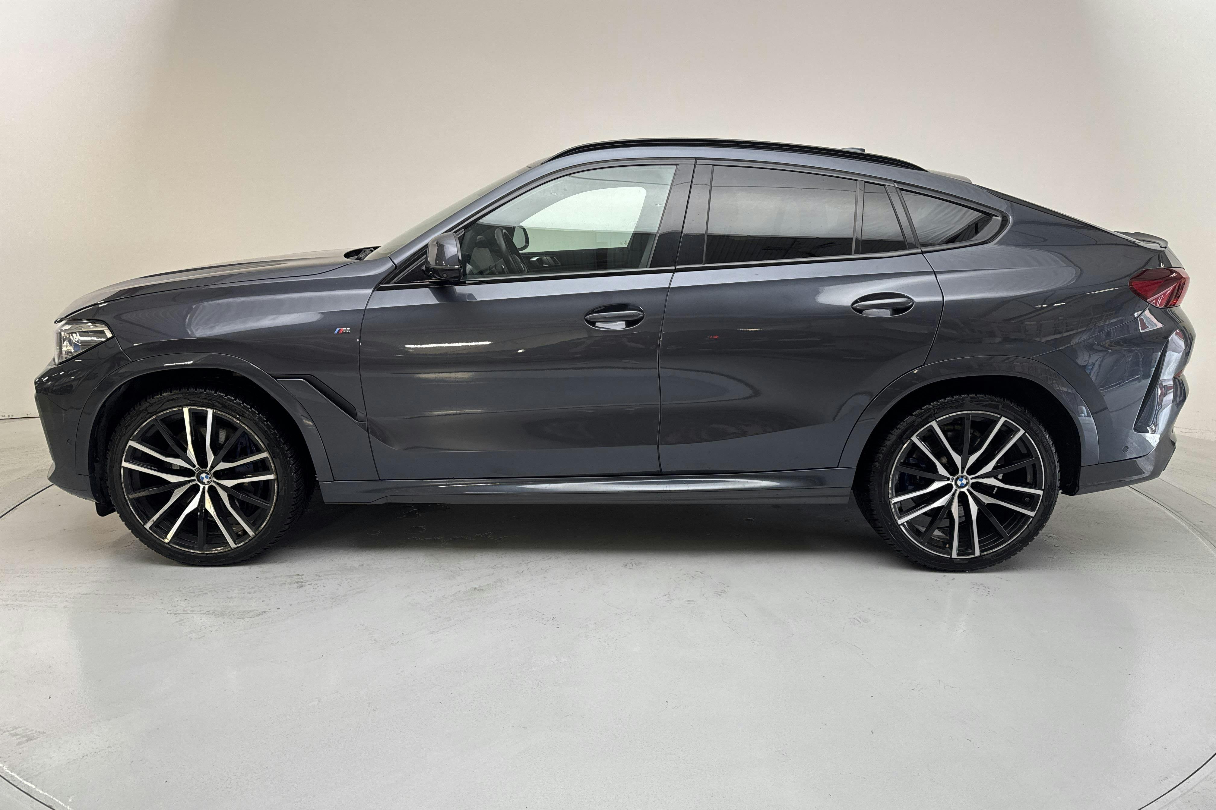 Presentationsfoto 2 av 17: BMW X6 xDrive 40d, G06 (340hk+11hk) - 12 798 mil - Automat - grå - 2021