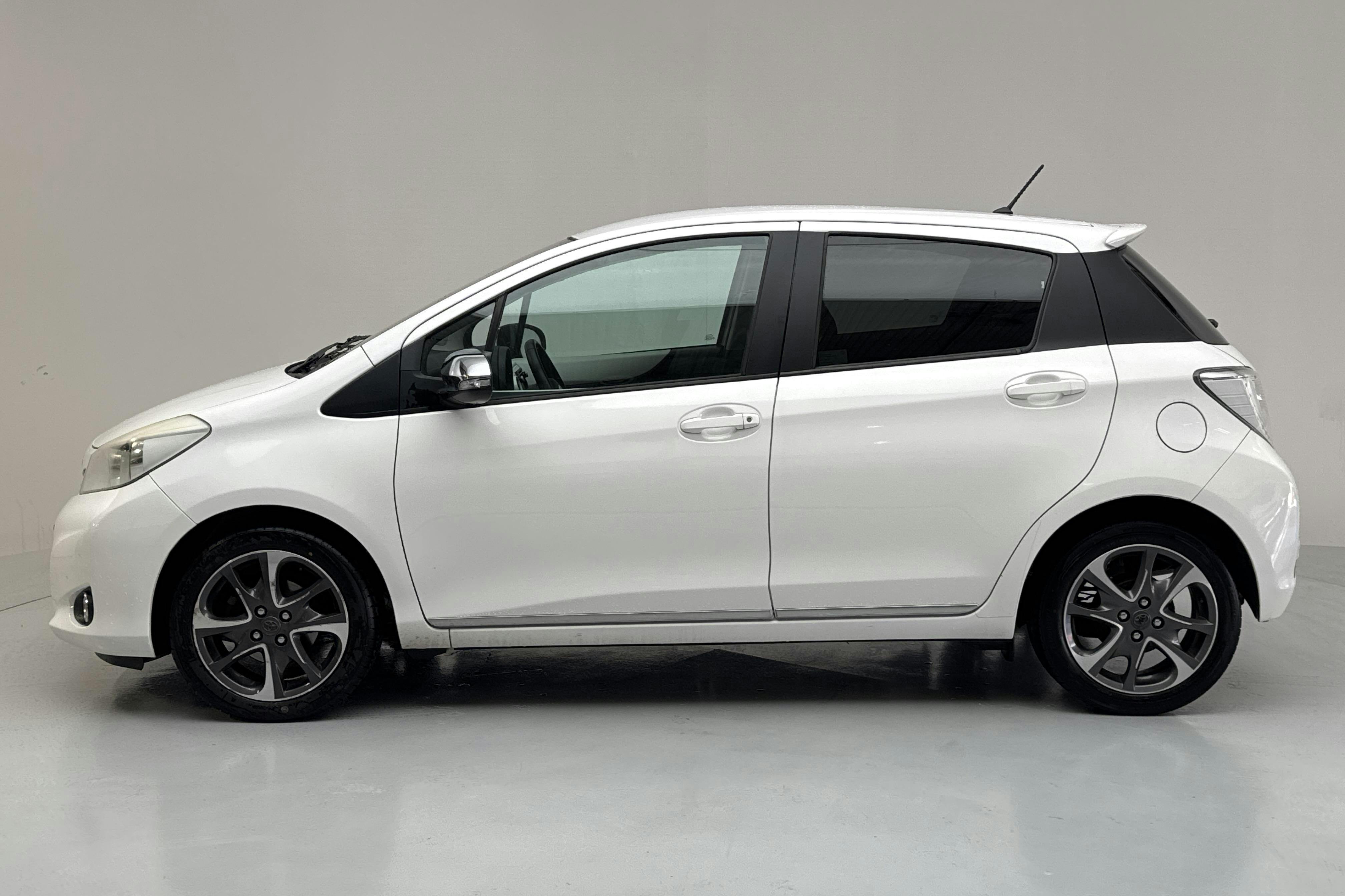 Presentationsfoto 2 av 13: Toyota Yaris 1.33 5dr (100hk) - 19 749 mil - Manuell - vit - 2013