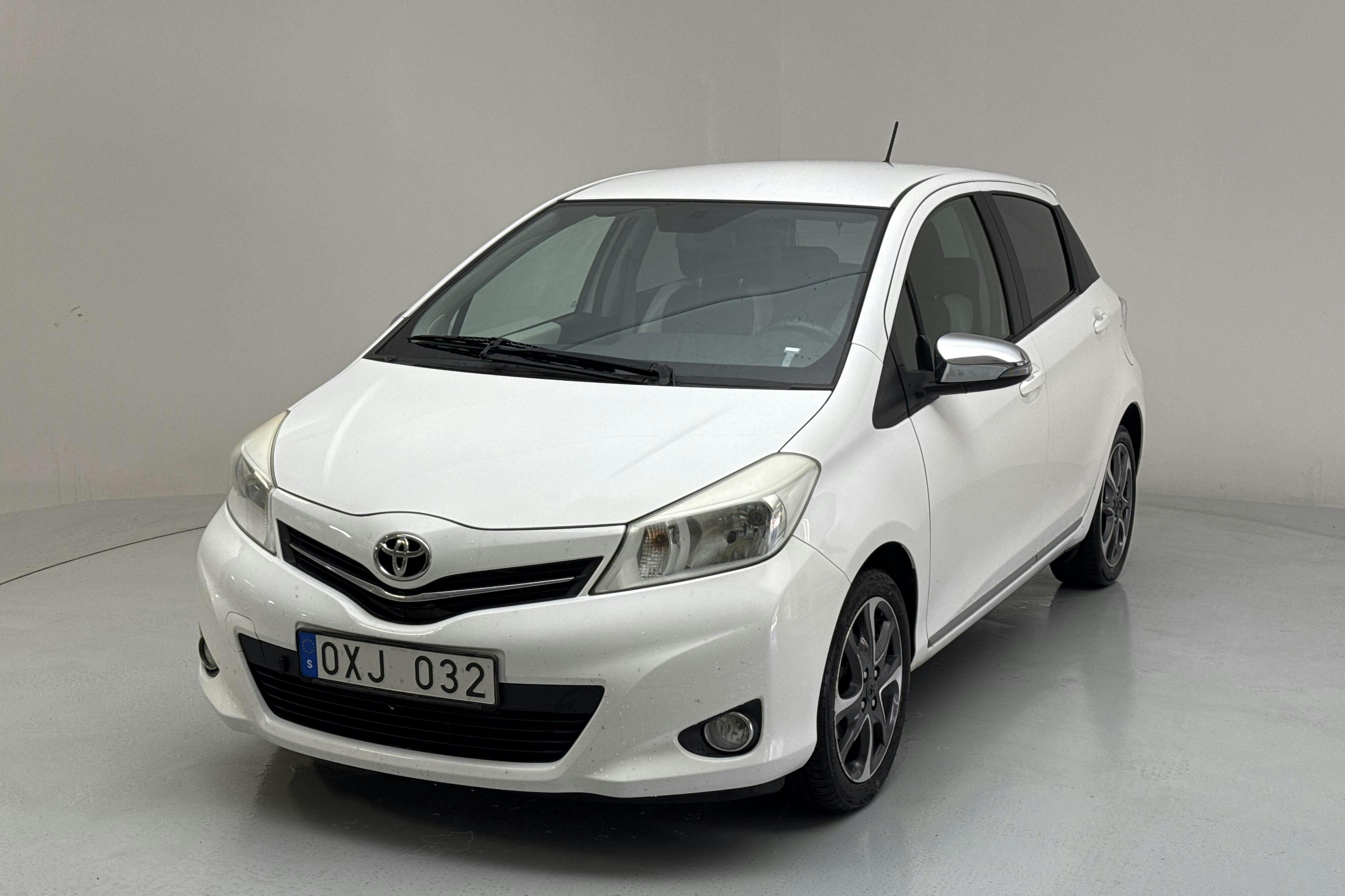 Toyota Yaris 1.33 5dr (100hk) - 19 749 mil - Manuell - vit - 2013