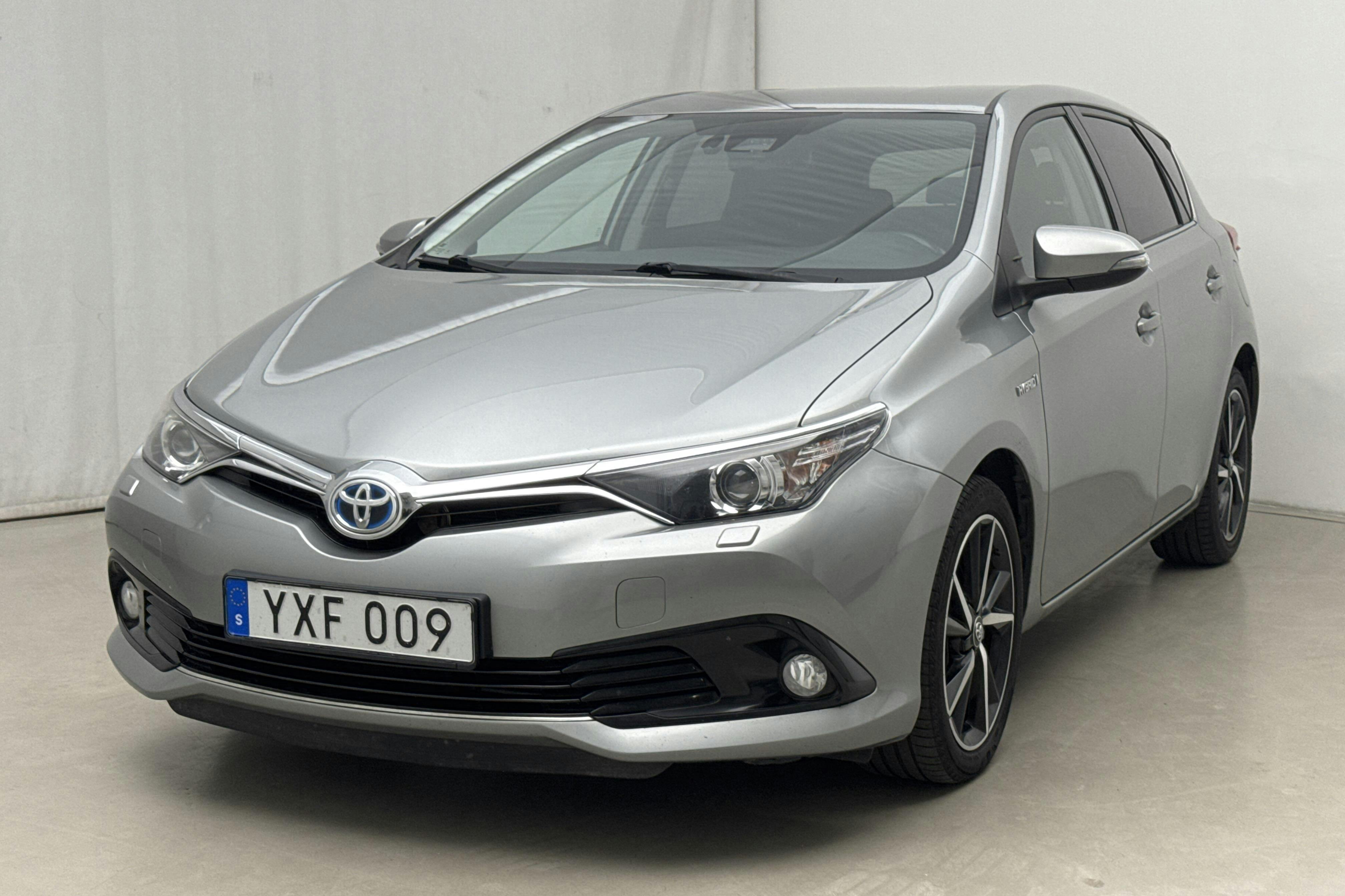 Toyota Auris 1.8 HSD 5dr (99hk) - 24 297 mil - Automat - Light Grey - 2018